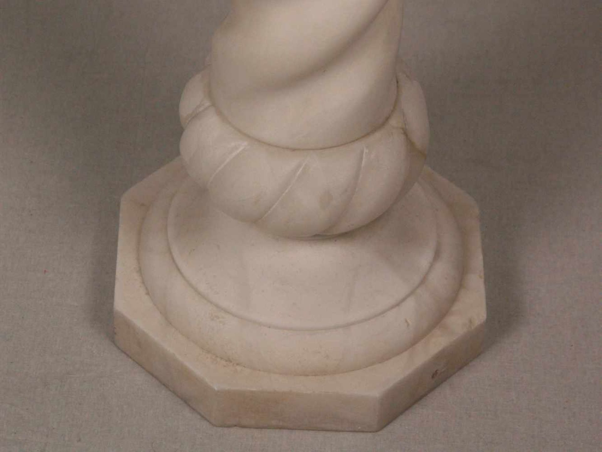 Steinsäule - wohl Marmor/Alabaster, auf achtkantigem Standsockel, gedrehter Schaft, mittig - Bild 5 aus 6