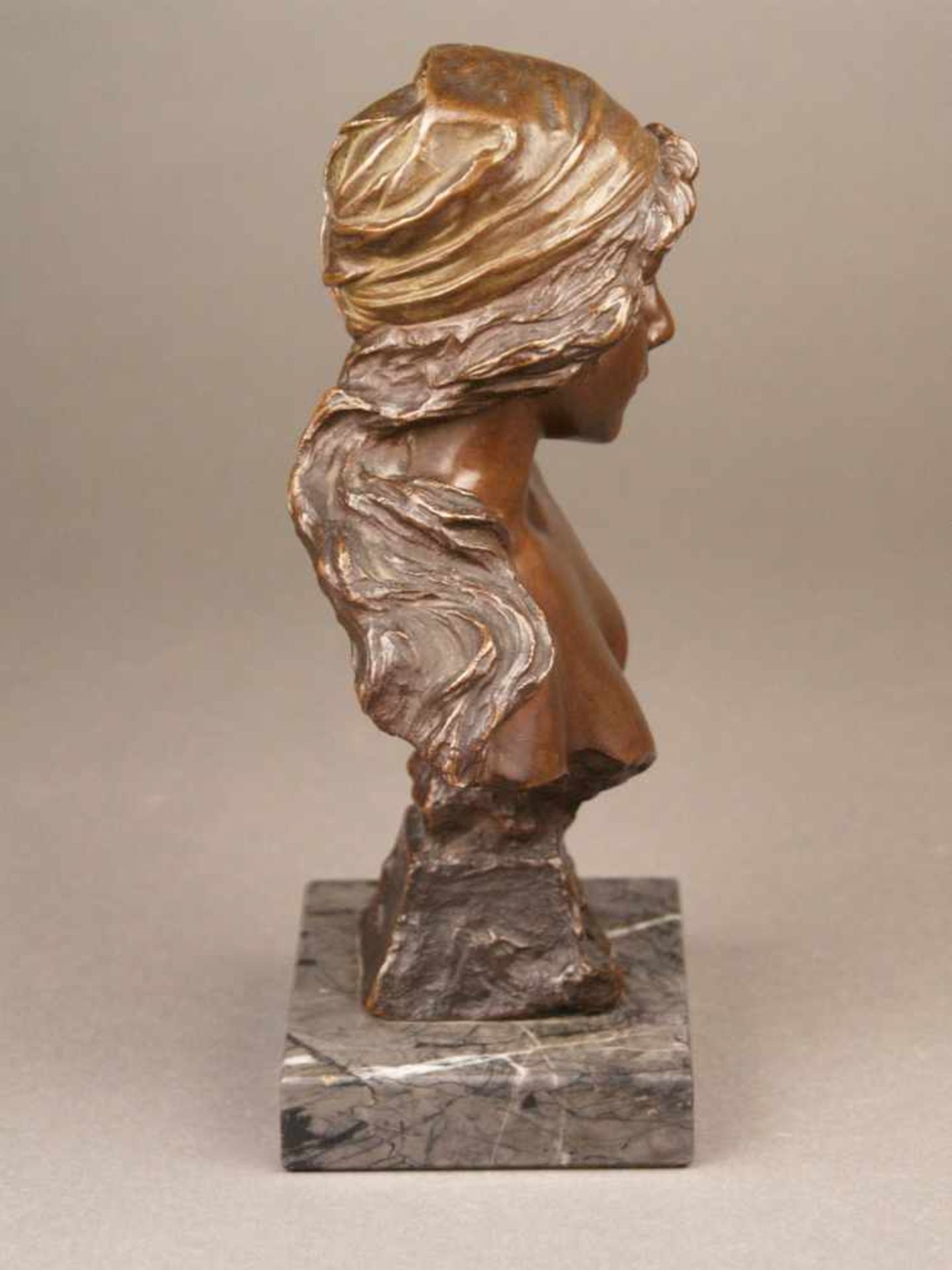 Villanis, Emanuel (1858 Turin - 1914 Paris)- "Mignon", weibliche Bronzebüste, braun patiniert, - Bild 2 aus 7