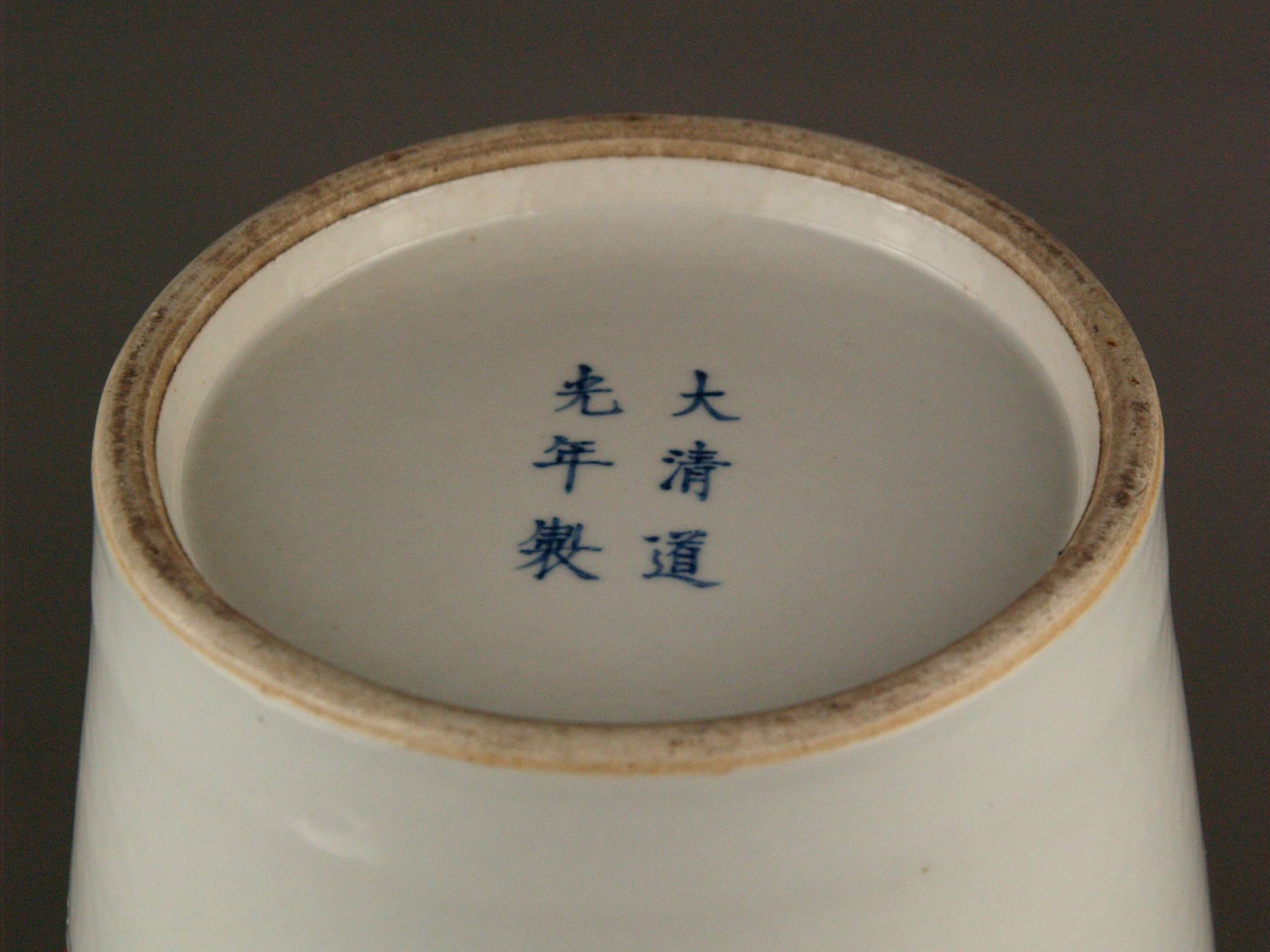 'Famille rose'-Vase mit Elstern und blühenden Pflaumen - China, Porzellan, bemalt mit - Bild 9 aus 9