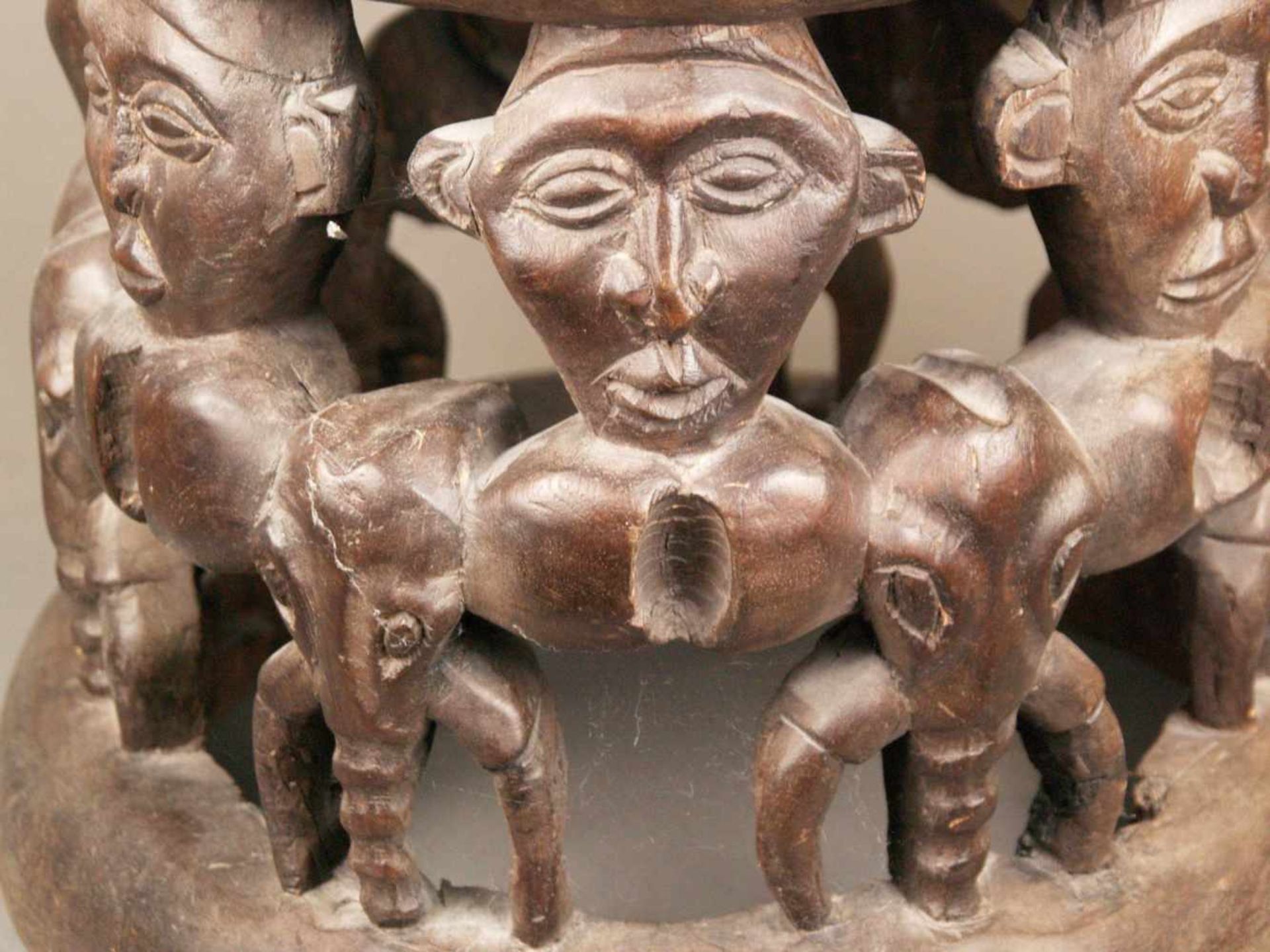 Hocker - Kamerun, braunes Holz, geschnitzt, runde Sitzfläche, seitlich 7 Elefantenköpfe - Bild 3 aus 7