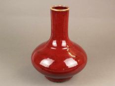 Flaschenvase - China 20.Jh., Ochsenblut rote Glasur, Boden unglasiert,Standring unregelmäßig
