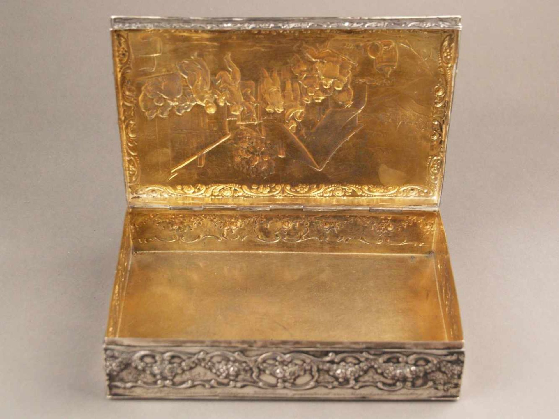 Zigarrenbox mit Raucherutensilien - 4-tlg.: 1x rechteckige Box, 800er Silber, getrieben, flacher - Bild 3 aus 8