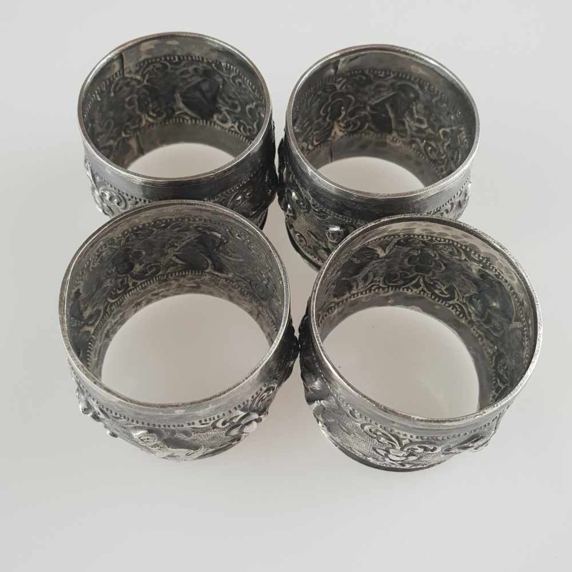 Vier Serviettenringe - Burma (Myanmar), Silber, umlaufend getriebener Fries abwechselnd mit kniender - Image 4 of 4
