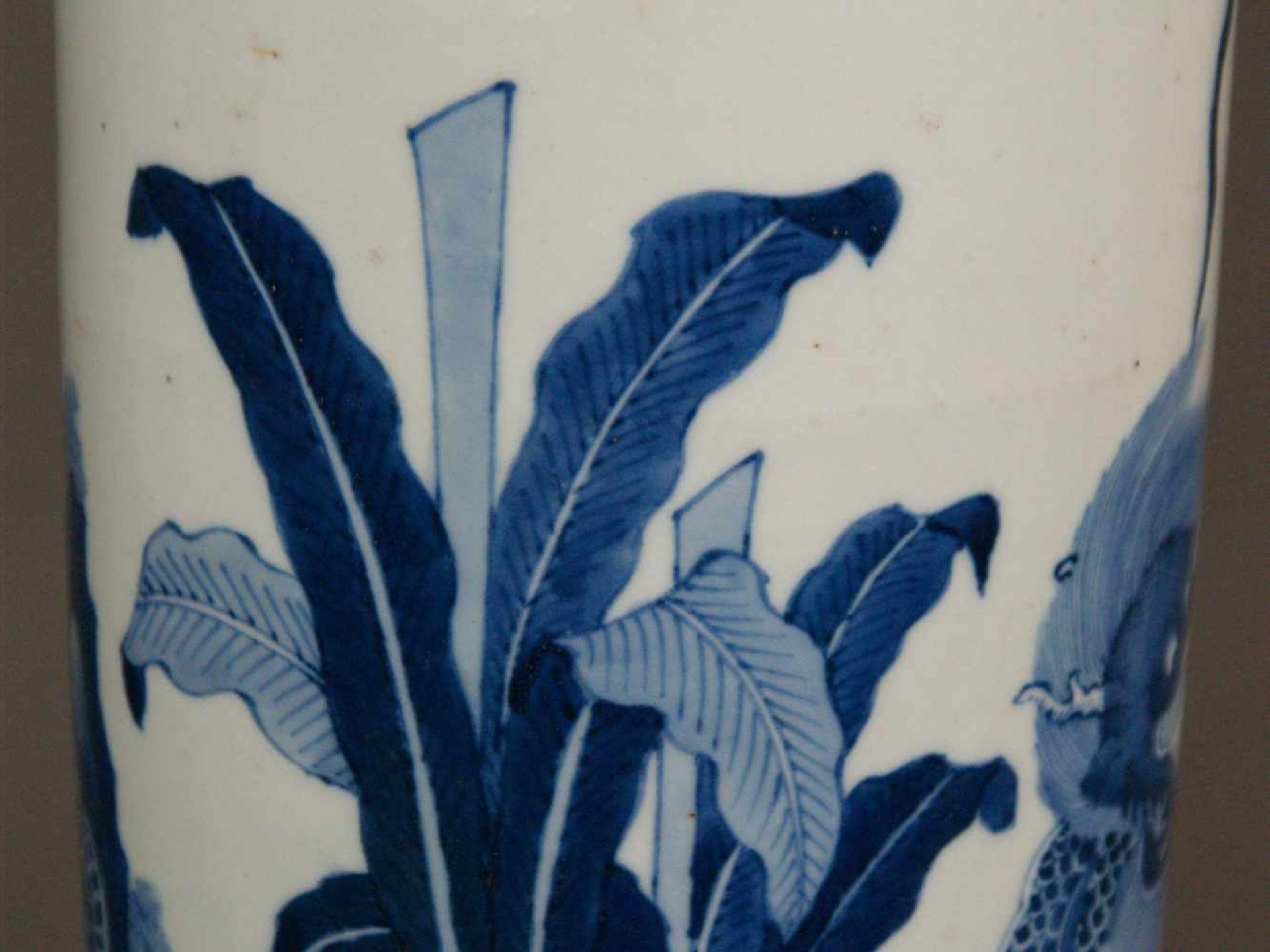 Blau-Weiß-Vase - China, hohe leicht ausgestellte Zylinderform mit eingeschnürter Mündung und - Bild 5 aus 9