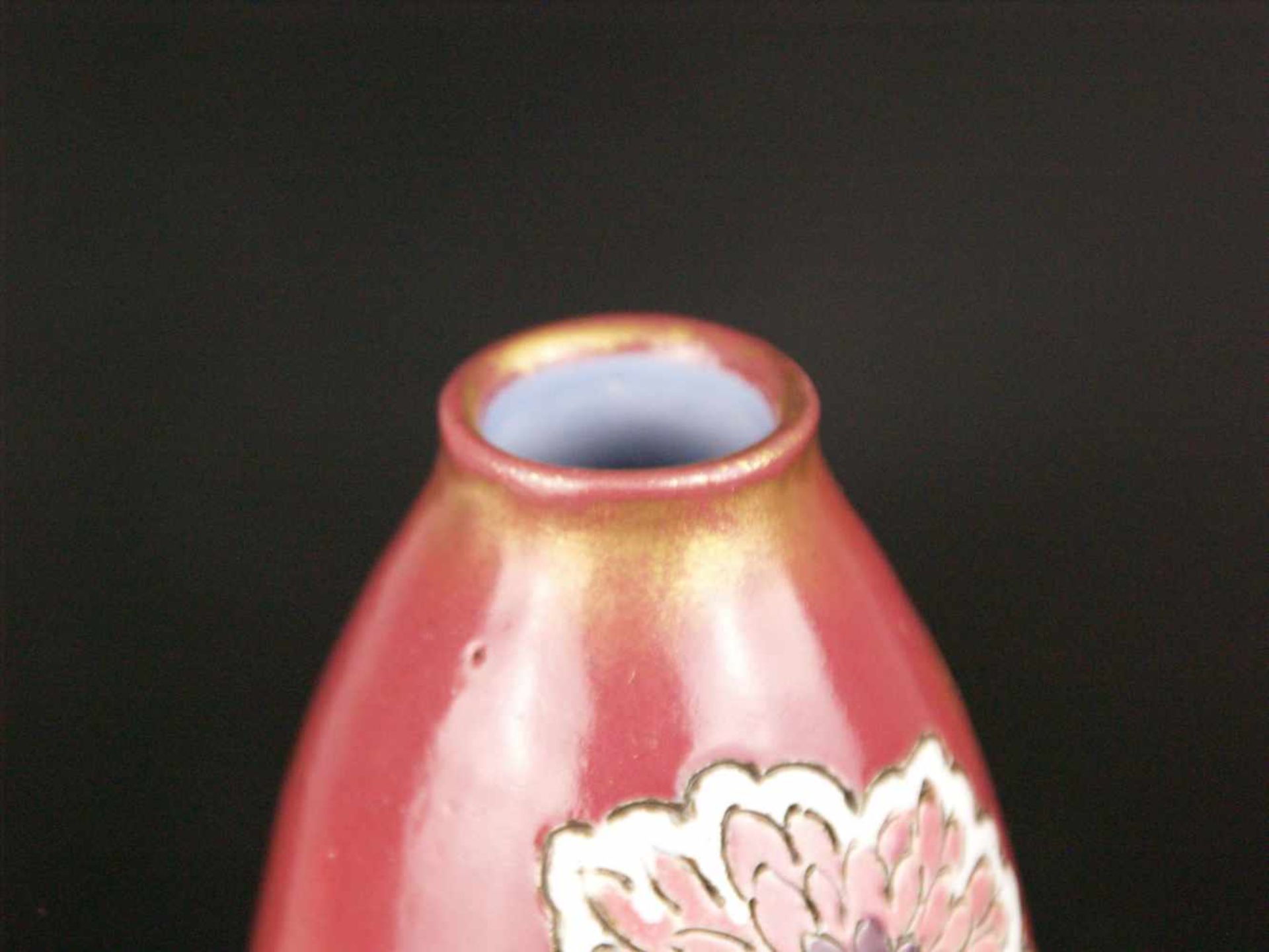 Jugendstil-Vase - Keramik, rot glasiert, polychromer Blumendekor, Goldstaffage berieben, mit Henkel, - Bild 2 aus 8