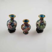 3 Miniatur Cloisonné-Vasen - China, 1x gebauchte Balusterform, vergoldetes Messing mit polychromem