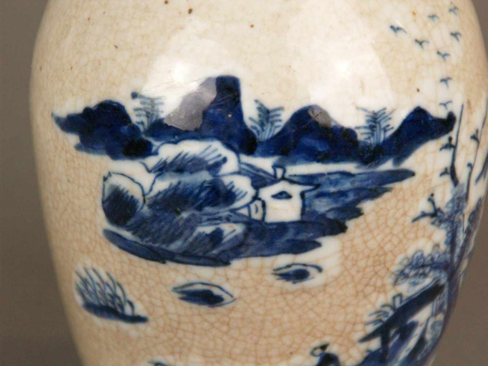 Kleine Balustervase - China, Porzellan mit brauntöniger Craquelé-Glasur, schauseitig - Bild 3 aus 5