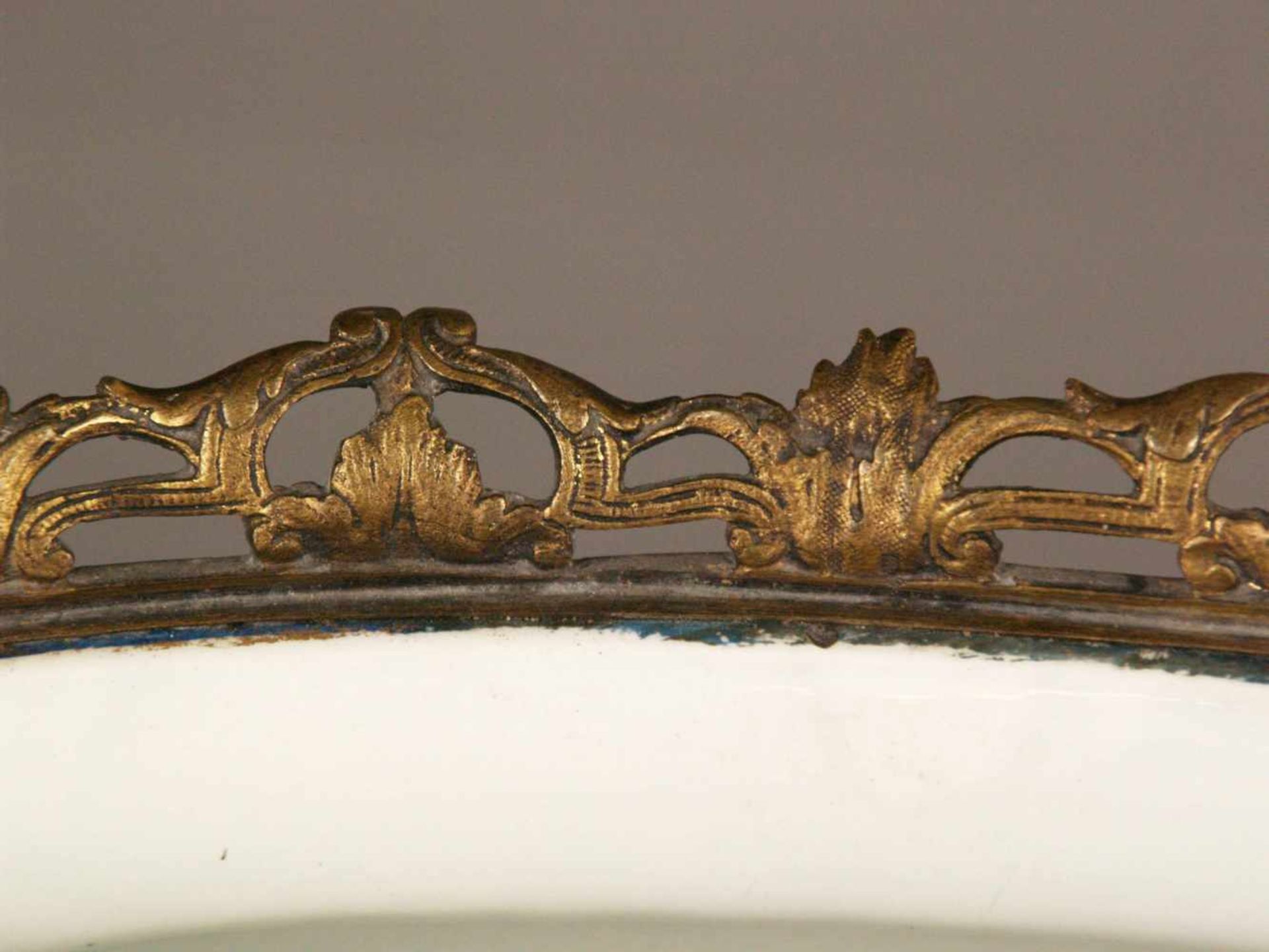 Jardinière mit Bronzemontierung und -stand - leicht gebuckelte Porzellanwandung mit eingeschnürtem - Bild 3 aus 9
