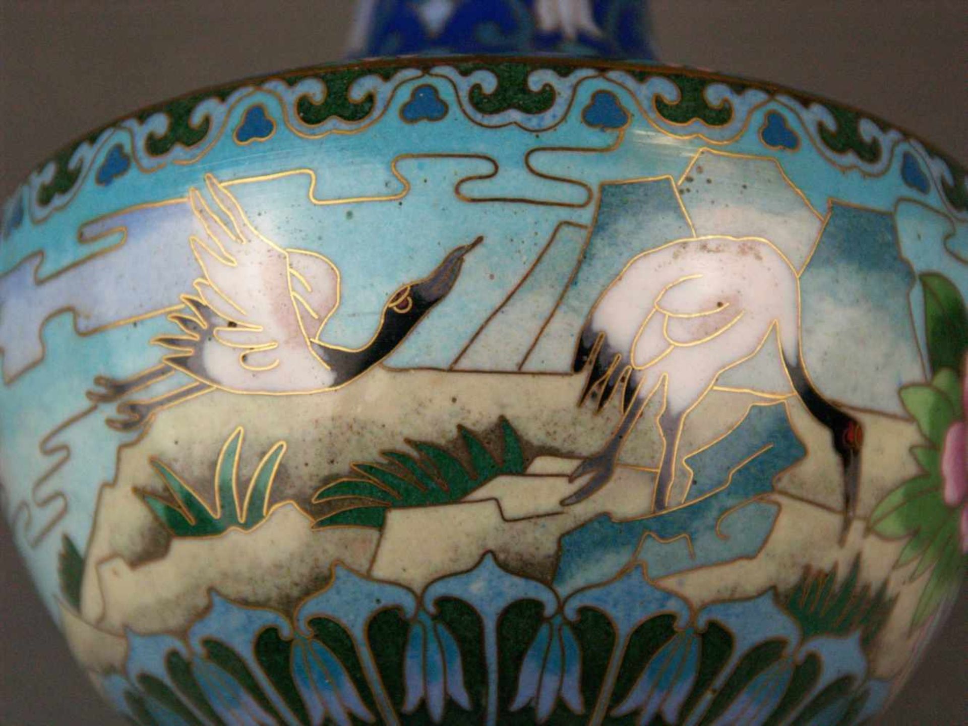 Paar Cloisonné-Vasen- China, 20.Jh., Cloisonné-Email mit Kranichen in stilisierter Landschaft, - Bild 4 aus 8