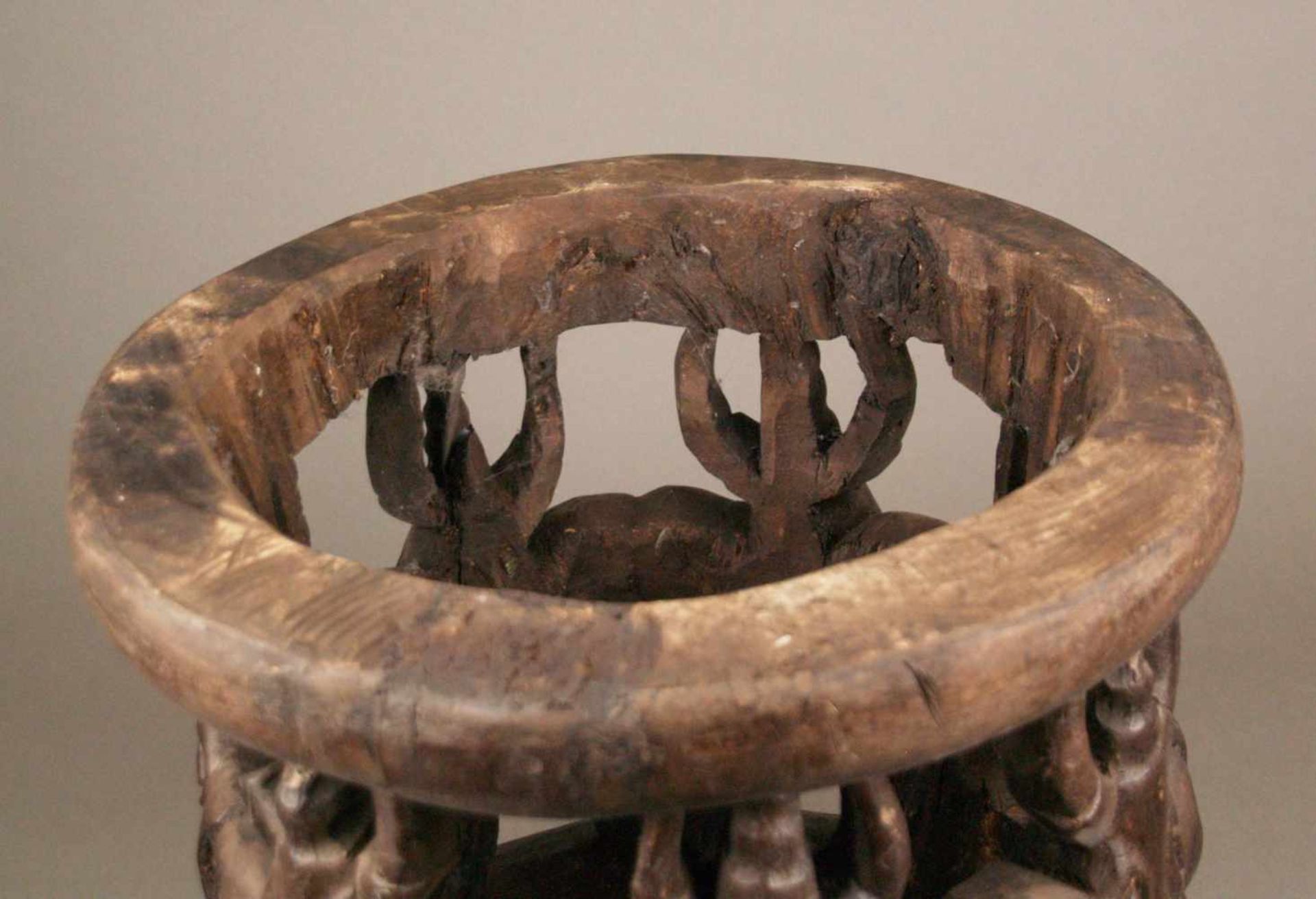 Hocker - Kamerun, braunes Holz, geschnitzt, runde Sitzfläche, seitlich 7 Elefantenköpfe - Bild 7 aus 7