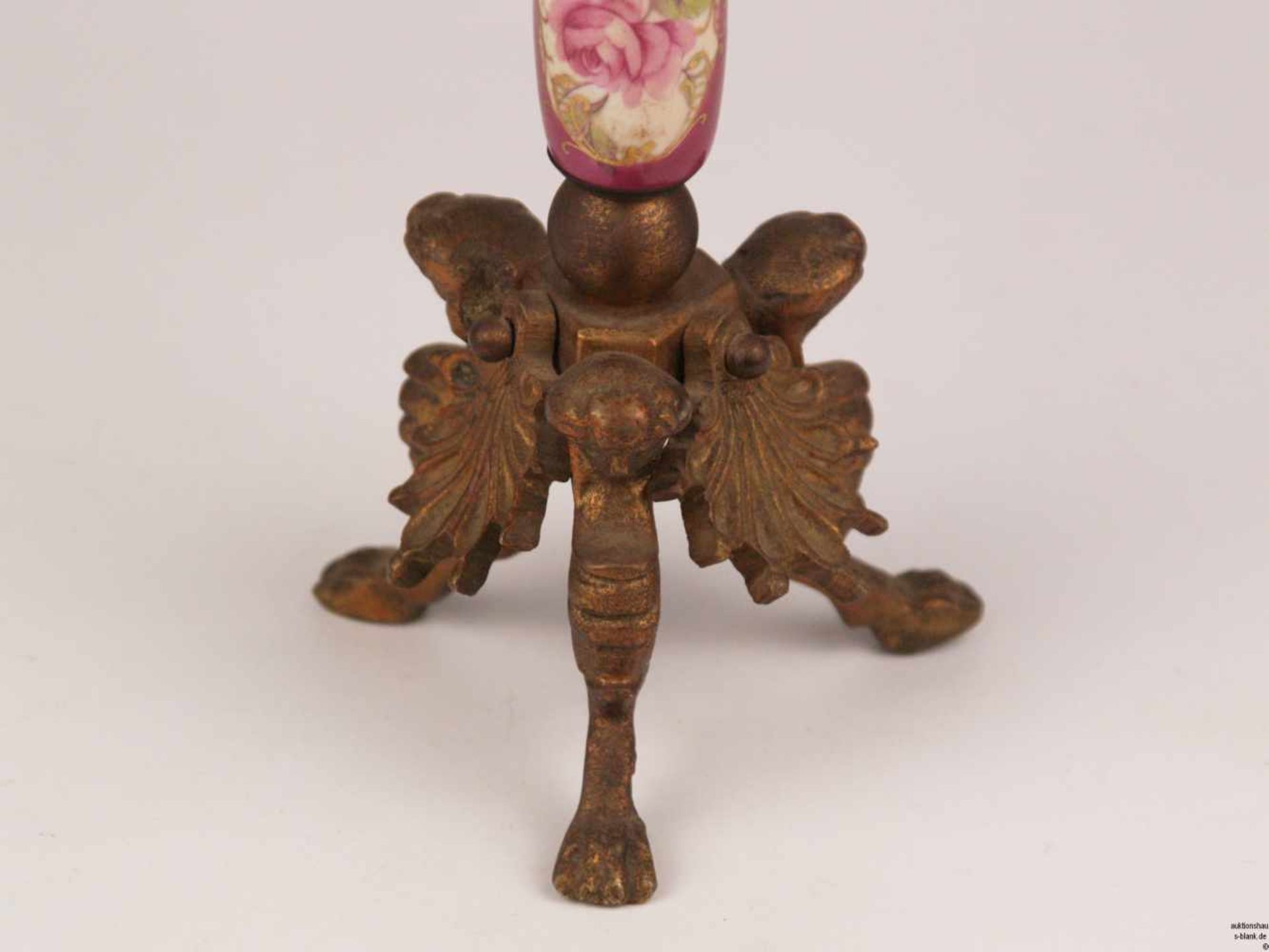 Paar Kerzenhalter - Messing/Porzellan, Stand mit drei stilisierten Harpyien, Balusterschaft aus - Bild 5 aus 6