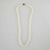 Elegante Perlenkette - aus 54 einzeln geknoteten Zuchtperlen, mit feinem silberfarbenem Lüster,
