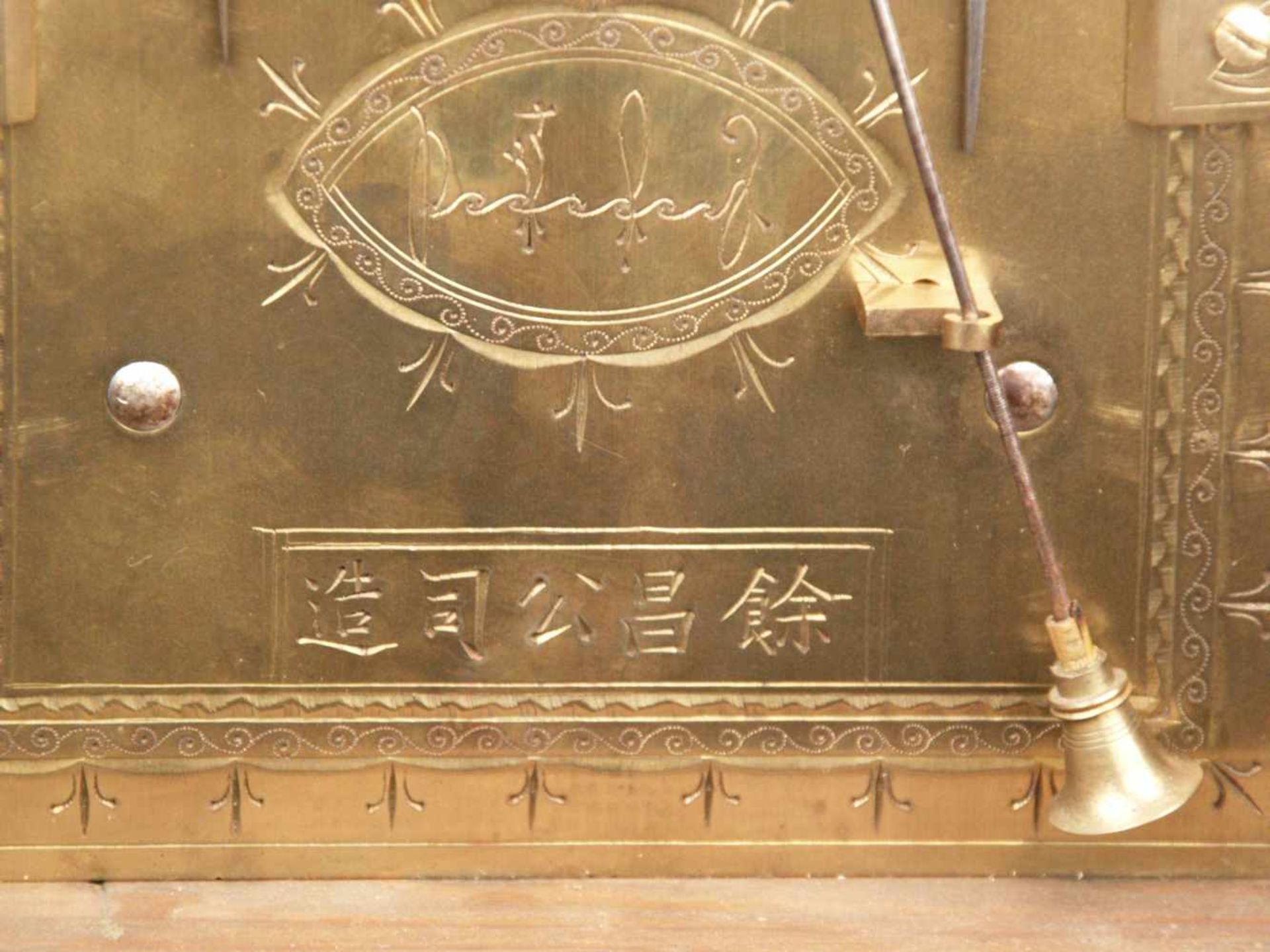 Tischuhr - China, 2-teiliges Hartholzgehäuse, "Yuchang company", Perlmuttintarsien, durchbrochen - Bild 18 aus 19