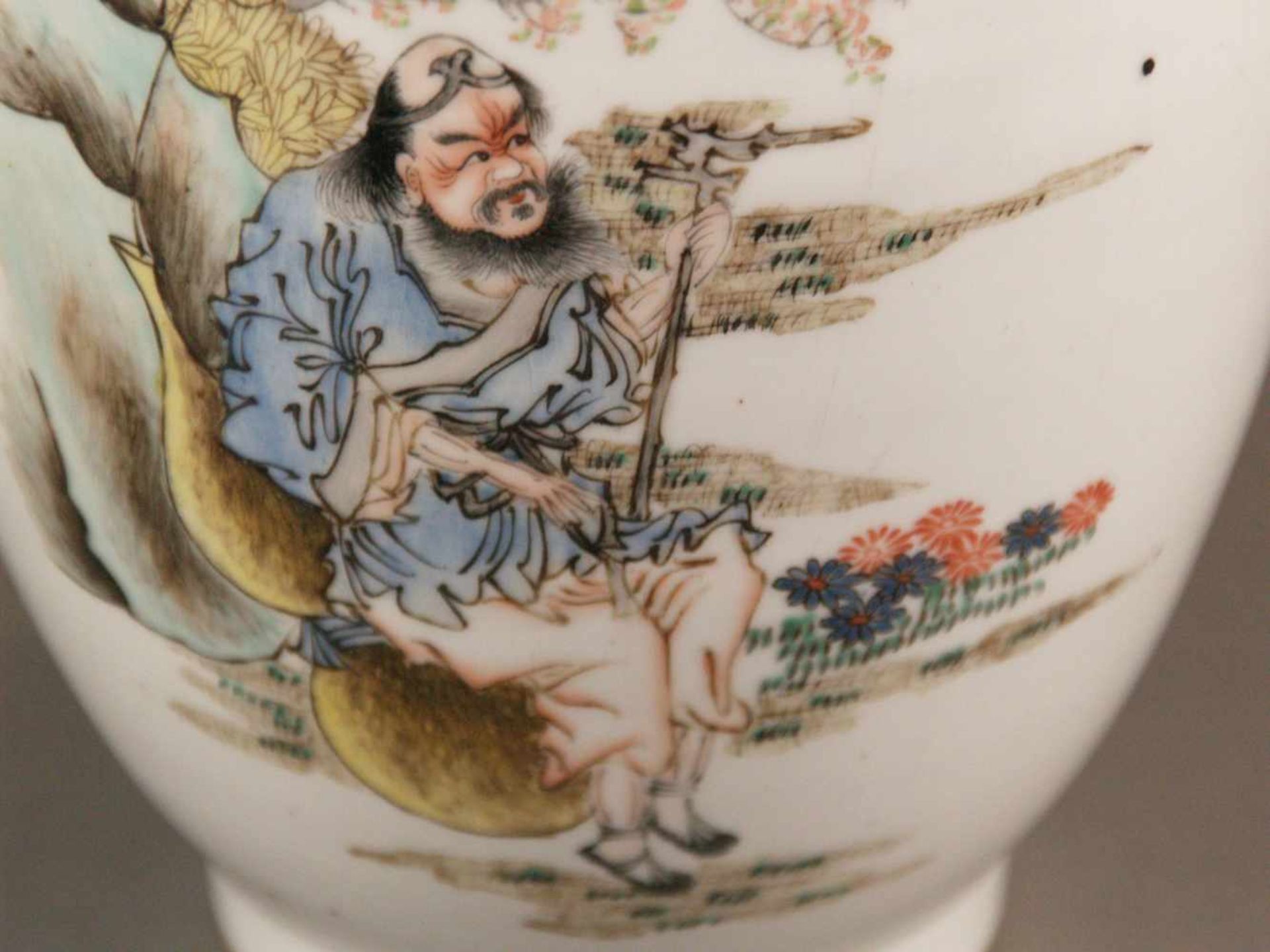 Balustervase - China,Porzellan mit polychromer Emailmalerei,schauseitig der Unsterbliche Li - Bild 6 aus 10