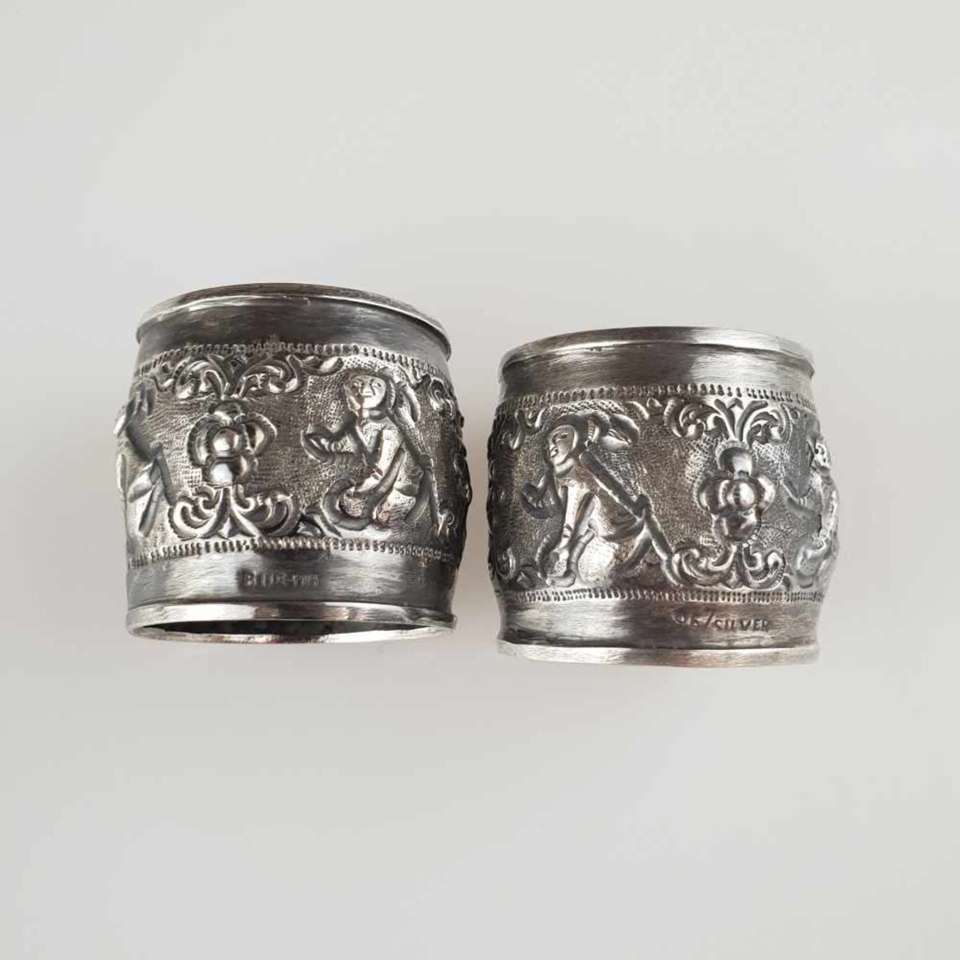 Vier Serviettenringe - Burma (Myanmar), Silber, umlaufend getriebener Fries abwechselnd mit kniender - Image 2 of 4
