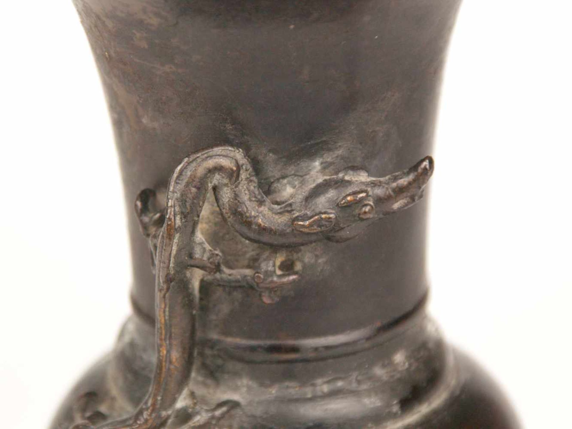 Bronzevase - China, im archaischen Stil, nodierter Korpus auf glockenförmigem Fuß, trompetenartig - Bild 4 aus 6