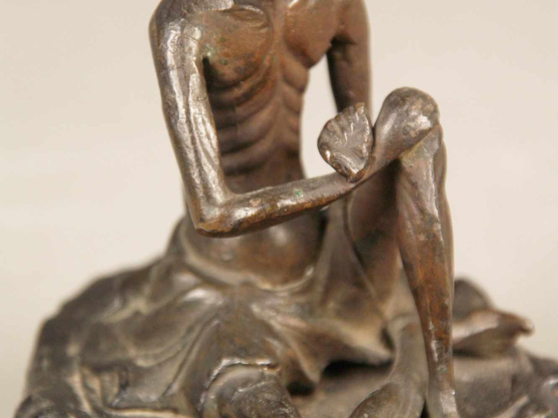 Fastender Buddha - Metallguss bronziert, Darstellung von Siddharta Gautama nach sechs Jahren - Bild 4 aus 6