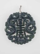 Jade-Amulett - China, sehr feine Schnitzarbeit aus Jade(Nephrit), im Auflicht ist die Farbe schwarz,
