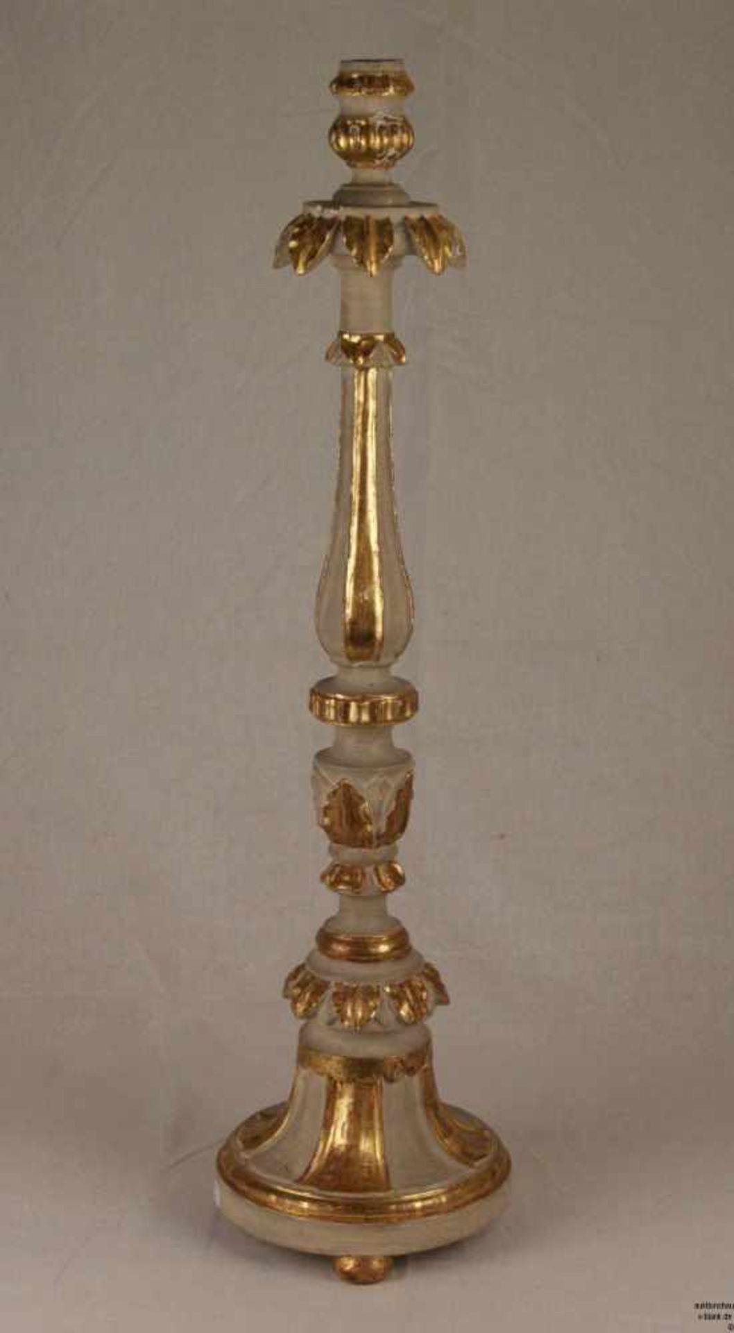 Louis XVI-Kerzenleuchter - Holz geschnitzt, in Weiß und Gold gefasst, auf gedrückten Kugelfüßen