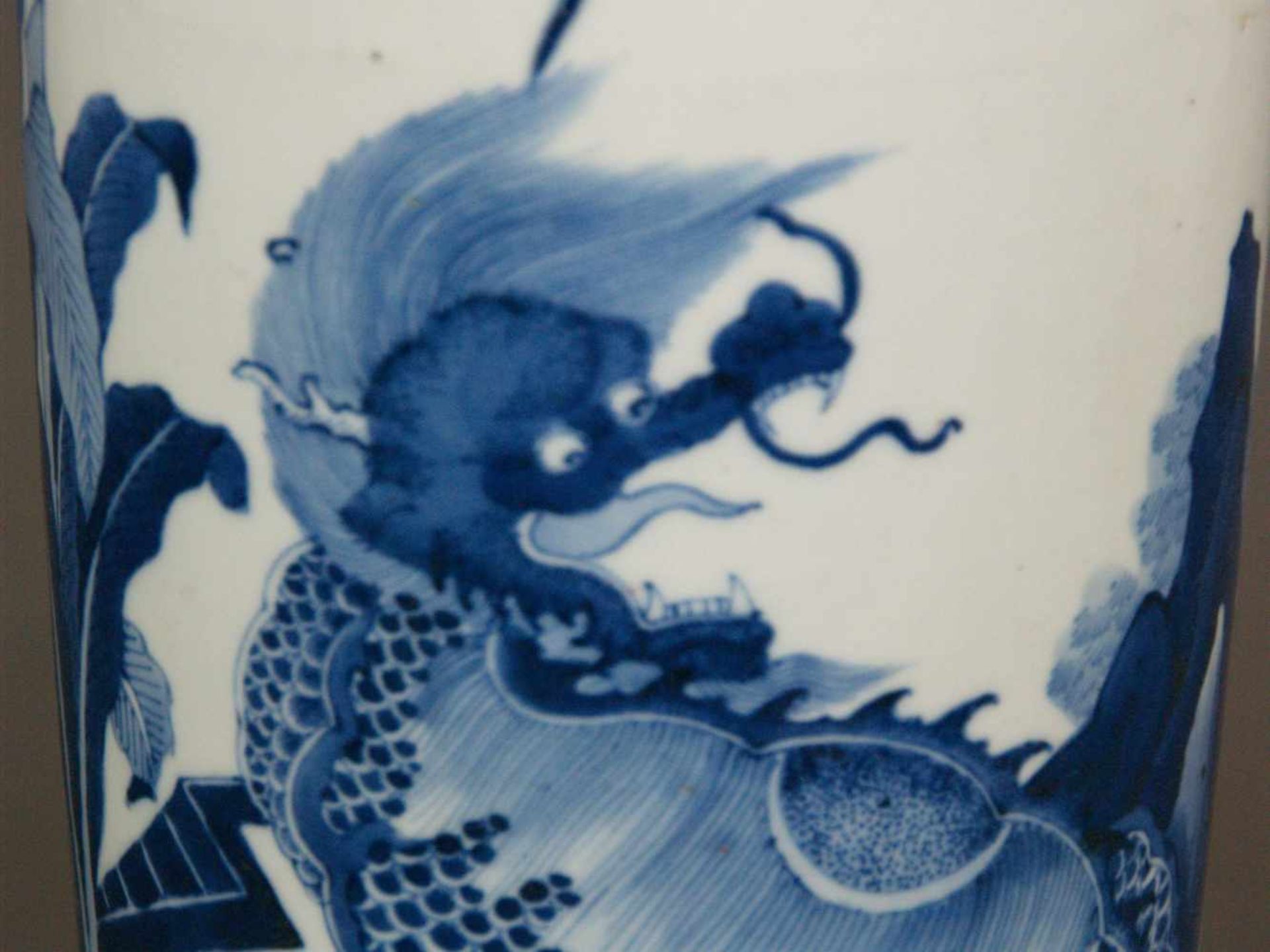 Blau-Weiß-Vase - China, hohe leicht ausgestellte Zylinderform mit eingeschnürter Mündung und - Bild 4 aus 9