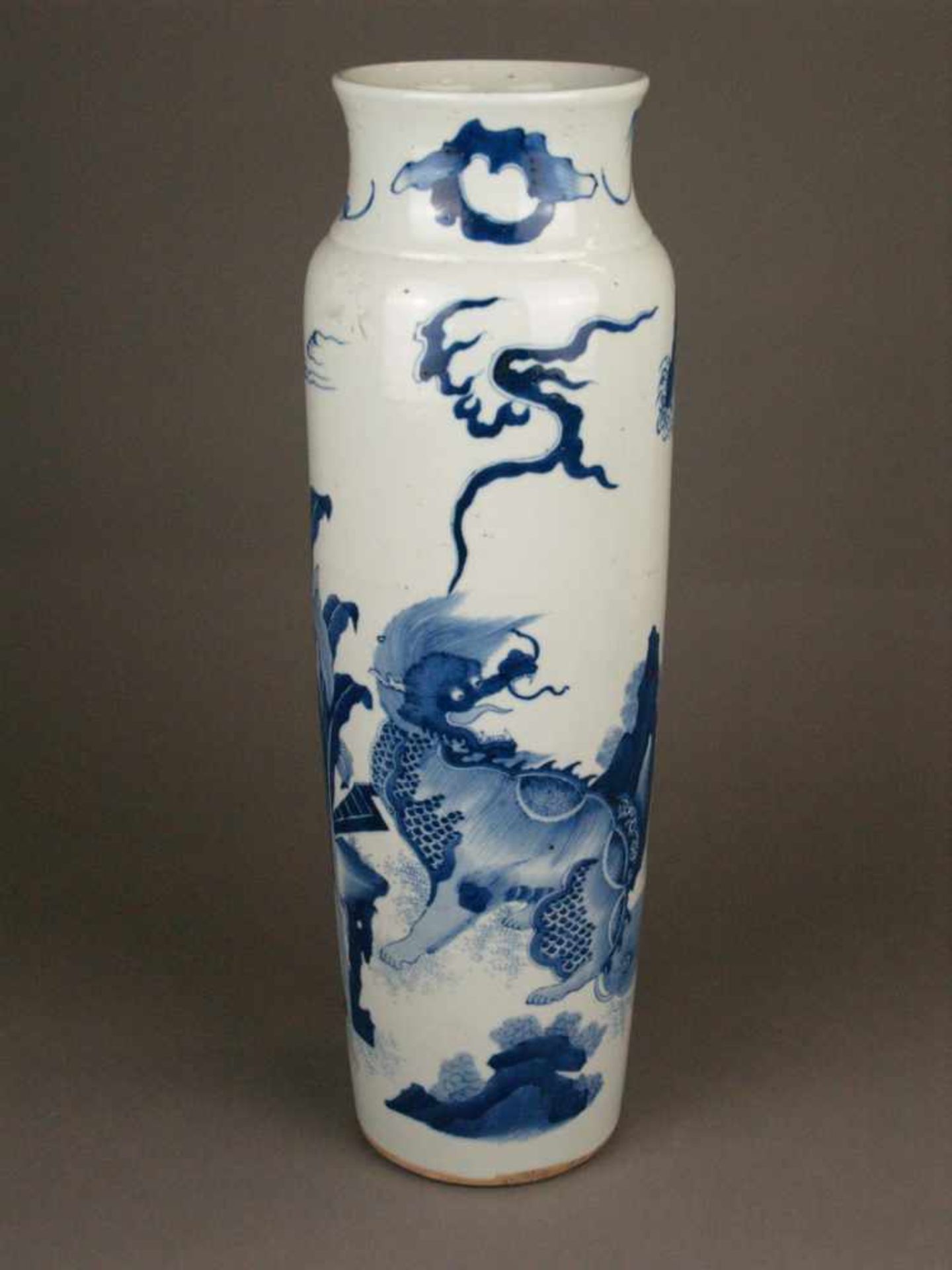 Blau-Weiß-Vase - China, hohe leicht ausgestellte Zylinderform mit eingeschnürter Mündung und