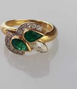 Smaragd-Brillant-Ring - 750/000 Gelbgold, gestempelt, 10 facettierte Diamanten von zusammen ca.0,