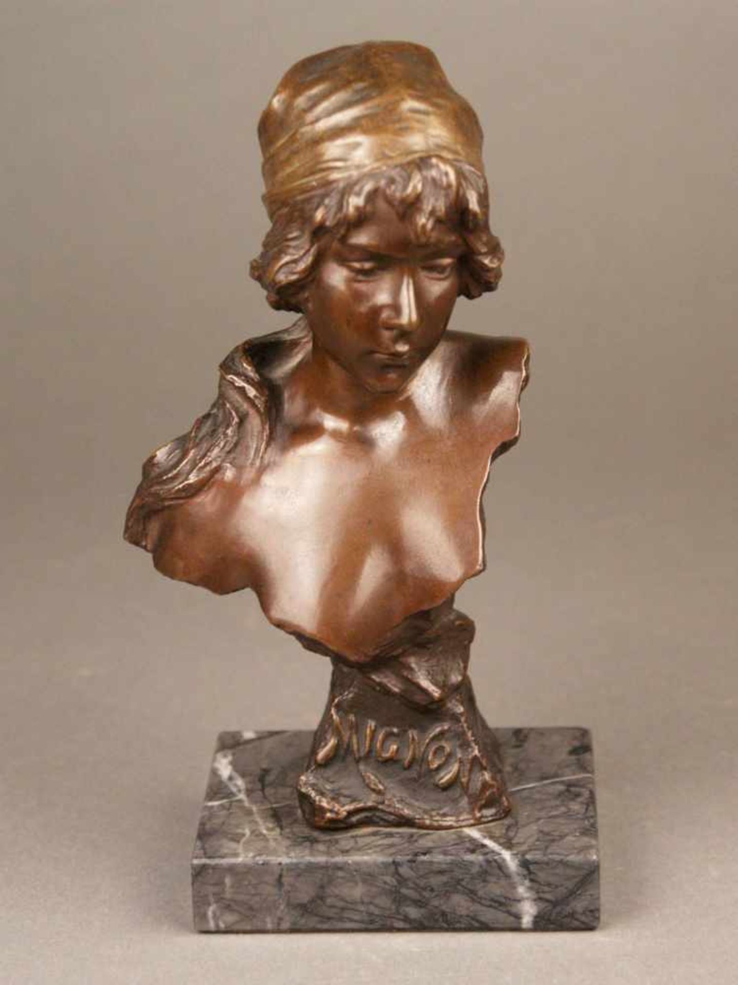 Villanis, Emanuel (1858 Turin - 1914 Paris)- "Mignon", weibliche Bronzebüste, braun patiniert,