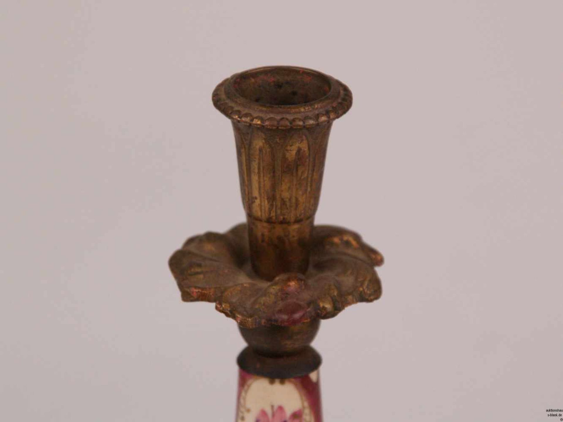 Paar Kerzenhalter - Messing/Porzellan, Stand mit drei stilisierten Harpyien, Balusterschaft aus - Bild 3 aus 6