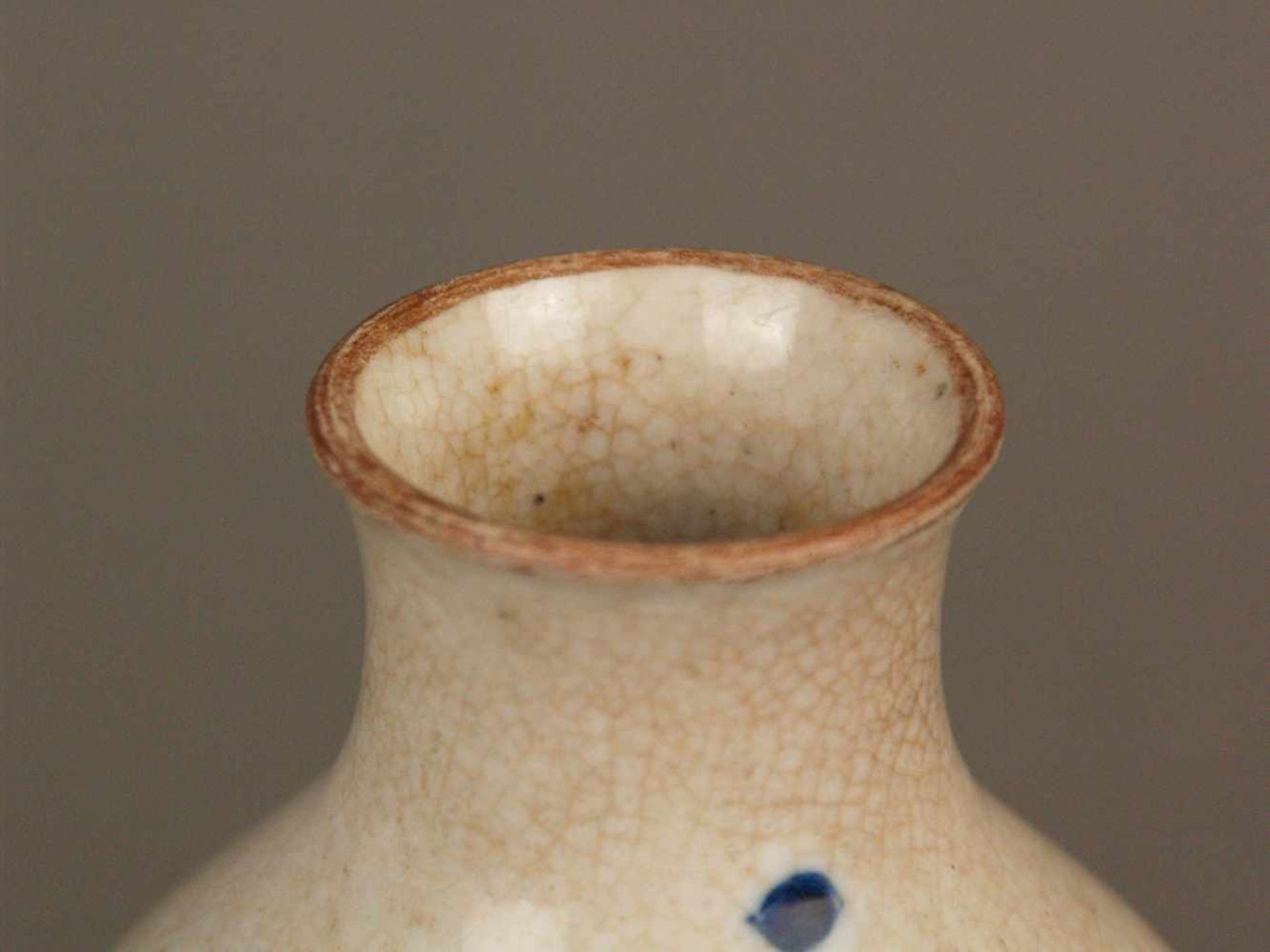 Kleine Balustervase - China, Porzellan mit brauntöniger Craquelé-Glasur, schauseitig - Bild 2 aus 5