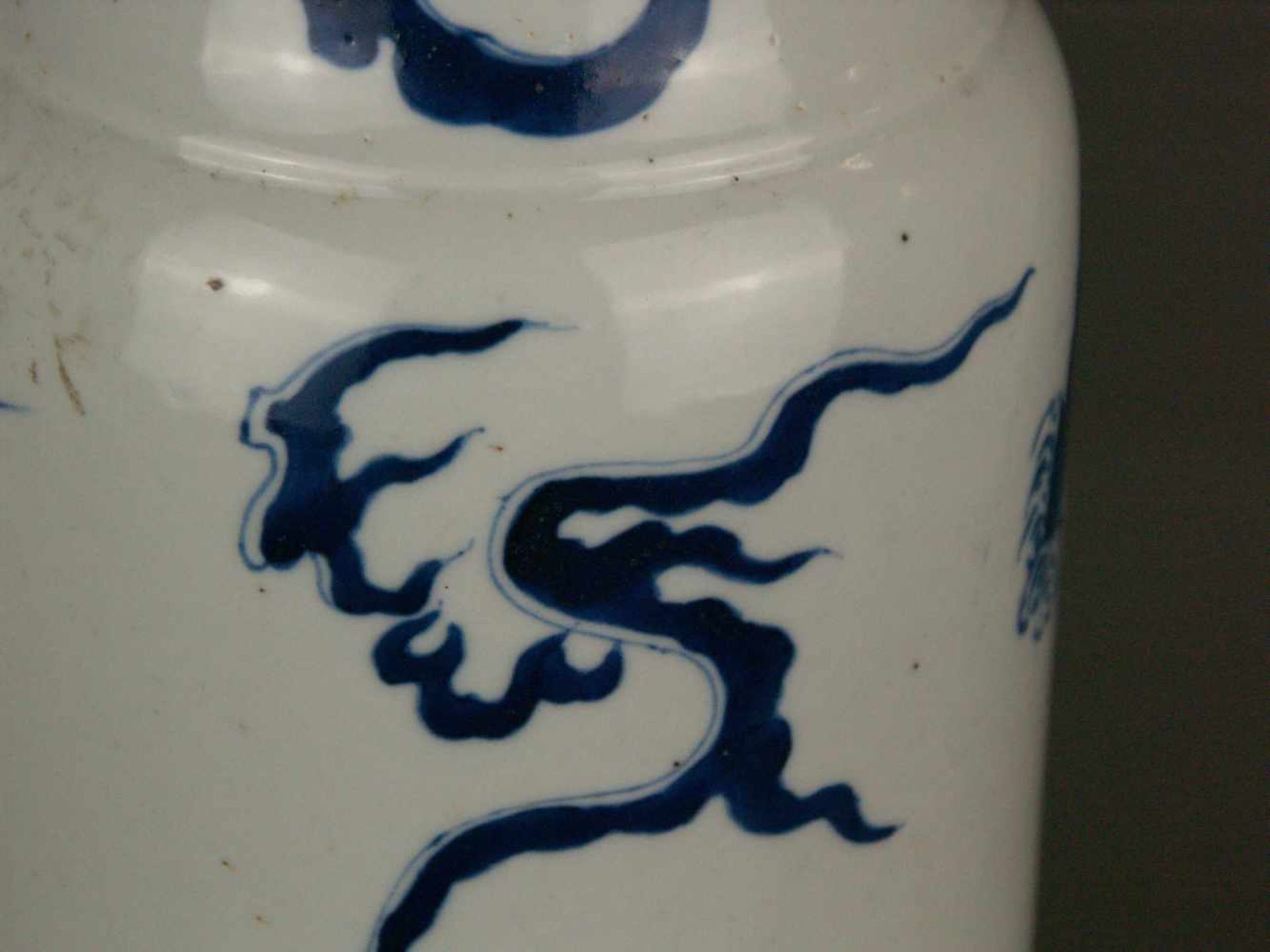 Blau-Weiß-Vase - China, hohe leicht ausgestellte Zylinderform mit eingeschnürter Mündung und - Bild 3 aus 9