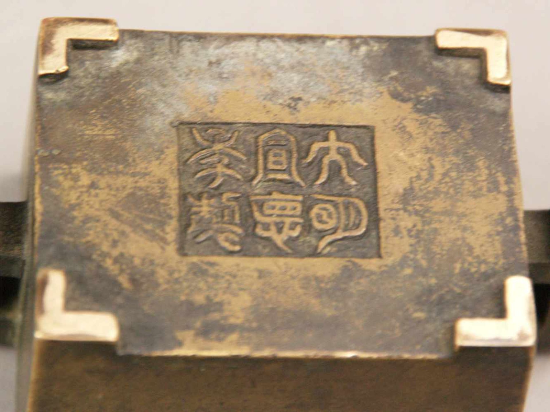Kleines Räuchergefäß - China, Bronze, Typus "Fang Ding" im archaischem Stil,rechteckiges Becken - Image 6 of 6