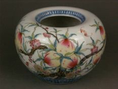 Kleine Neun Pfirsich-Vase - China, gebauchte Form mit eingezogener Schulter, umlaufend bemalt in