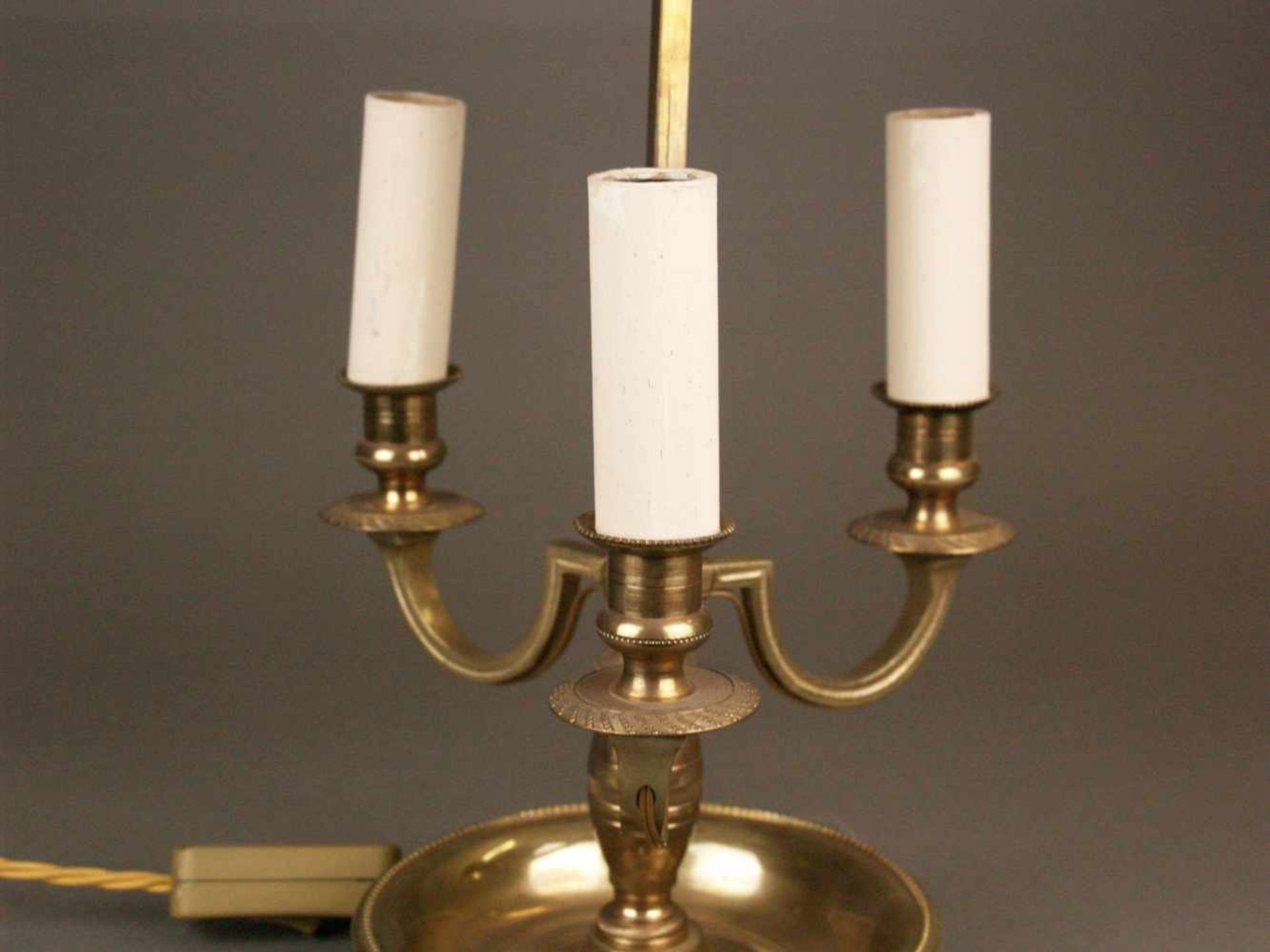 Lampe Bouillotte - 3-flammig, Gelbguss, schalenförmiger Rundfuß, 3 Leuchterarme mit Tropfschalen und - Image 6 of 7