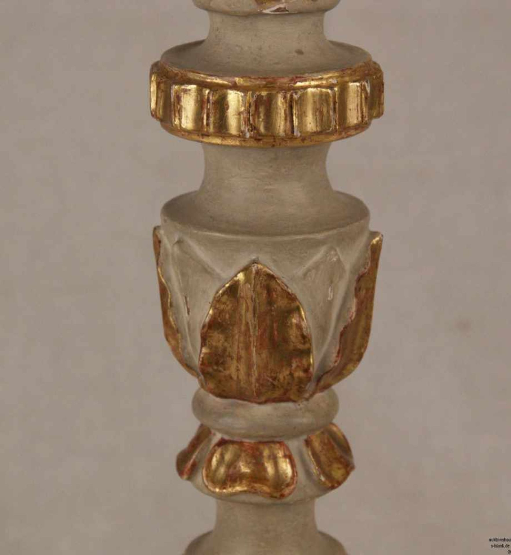 Louis XVI-Kerzenleuchter - Holz geschnitzt, in Weiß und Gold gefasst, auf gedrückten Kugelfüßen - Image 4 of 7