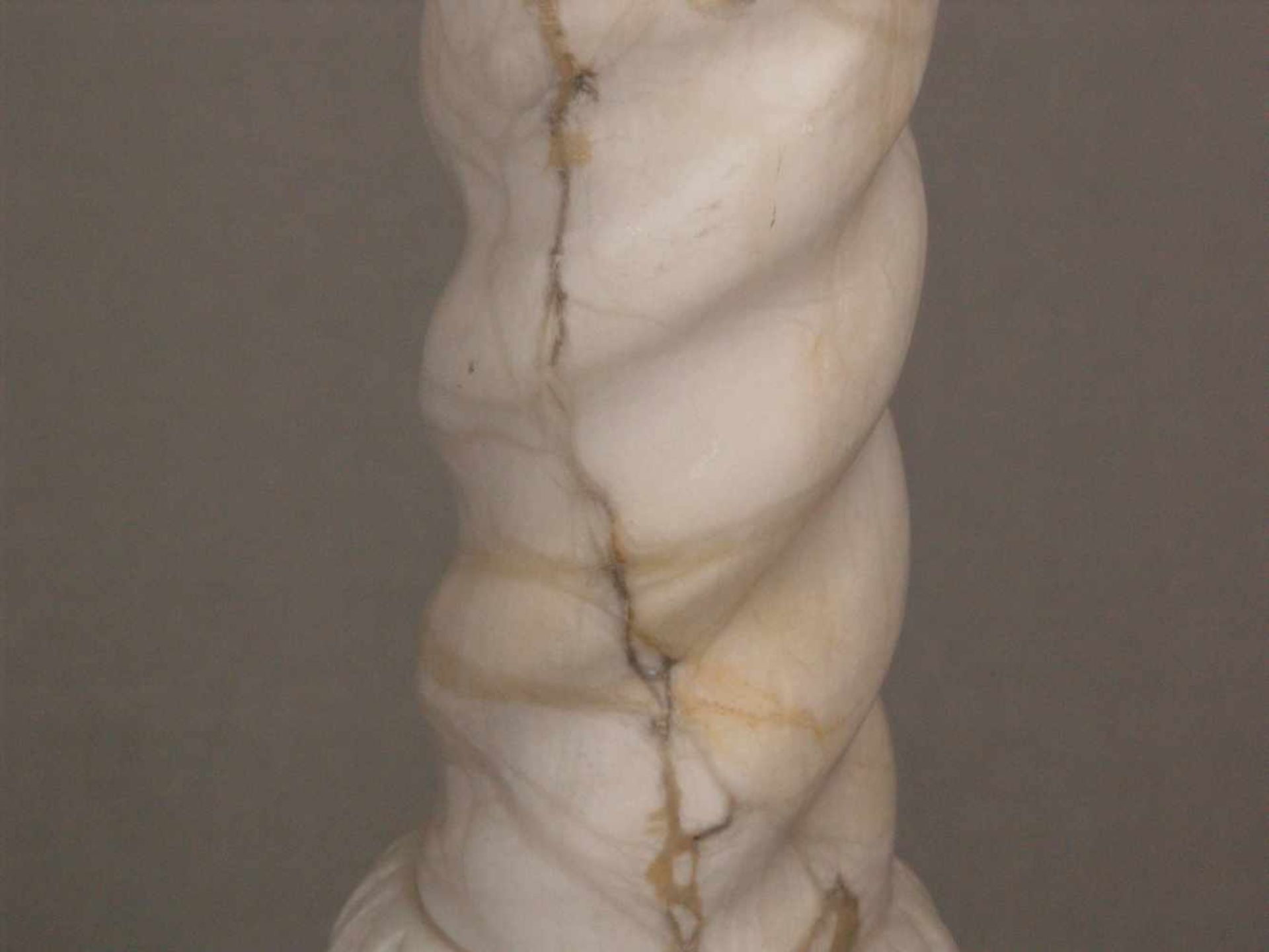 Steinsäule - wohl Marmor/Alabaster, auf achtkantigem Standsockel, gedrehter Schaft, mittig - Bild 3 aus 6