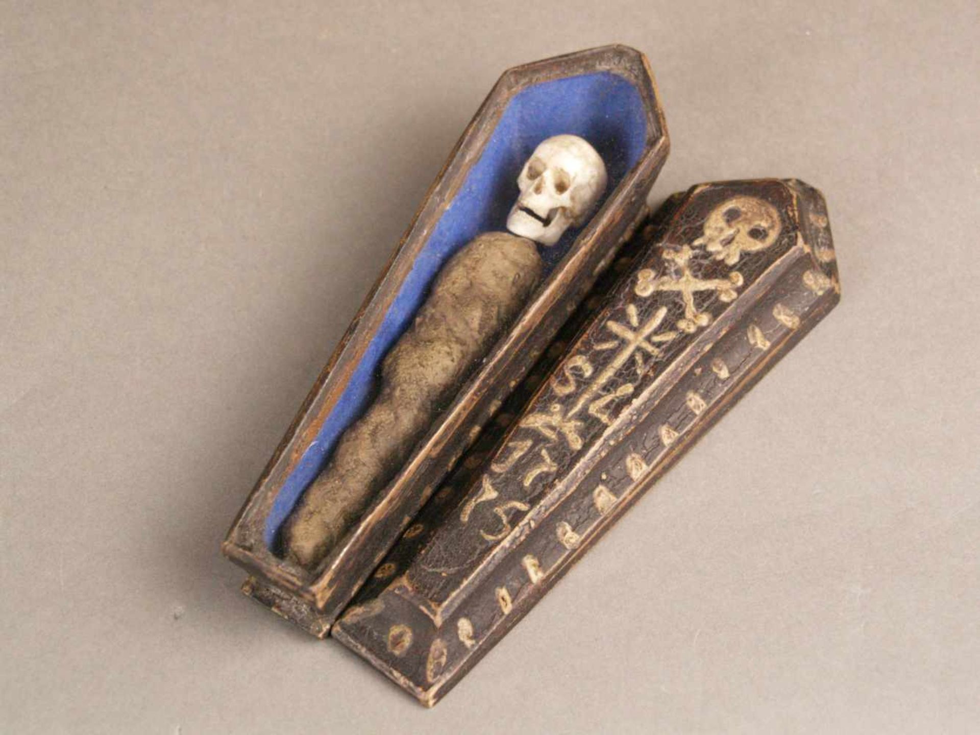 Tödlein im Sarg/ Memento Mori - dat. 1775, kleines Skelett im Holzsarg, Sargdeckel mit Totenkopf,