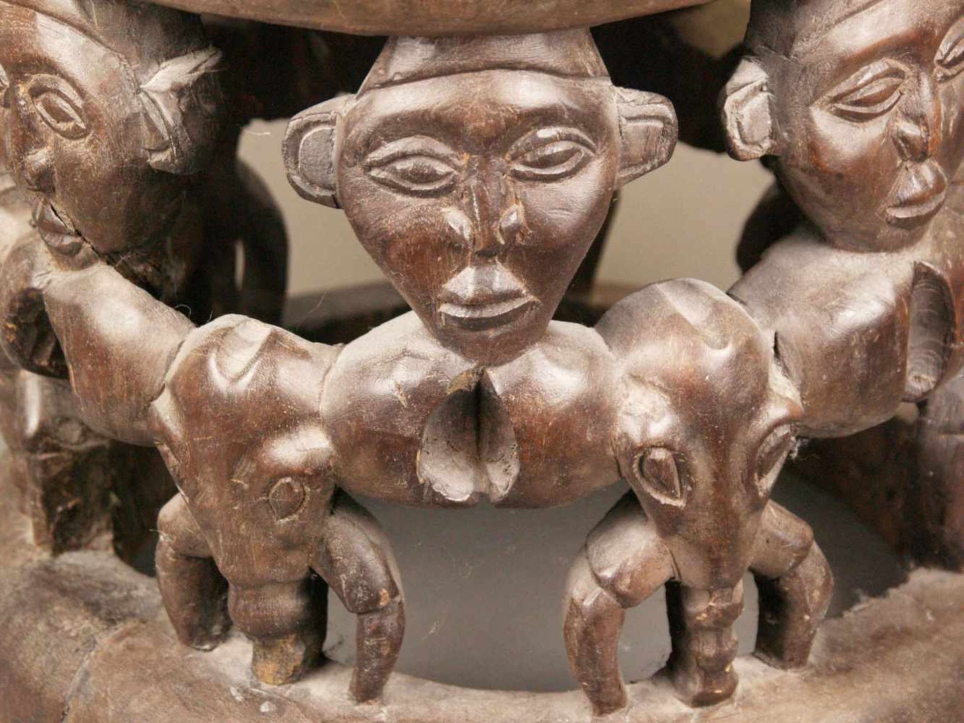 Hocker - Kamerun, braunes Holz, geschnitzt, runde Sitzfläche, seitlich 7 Elefantenköpfe - Bild 2 aus 7