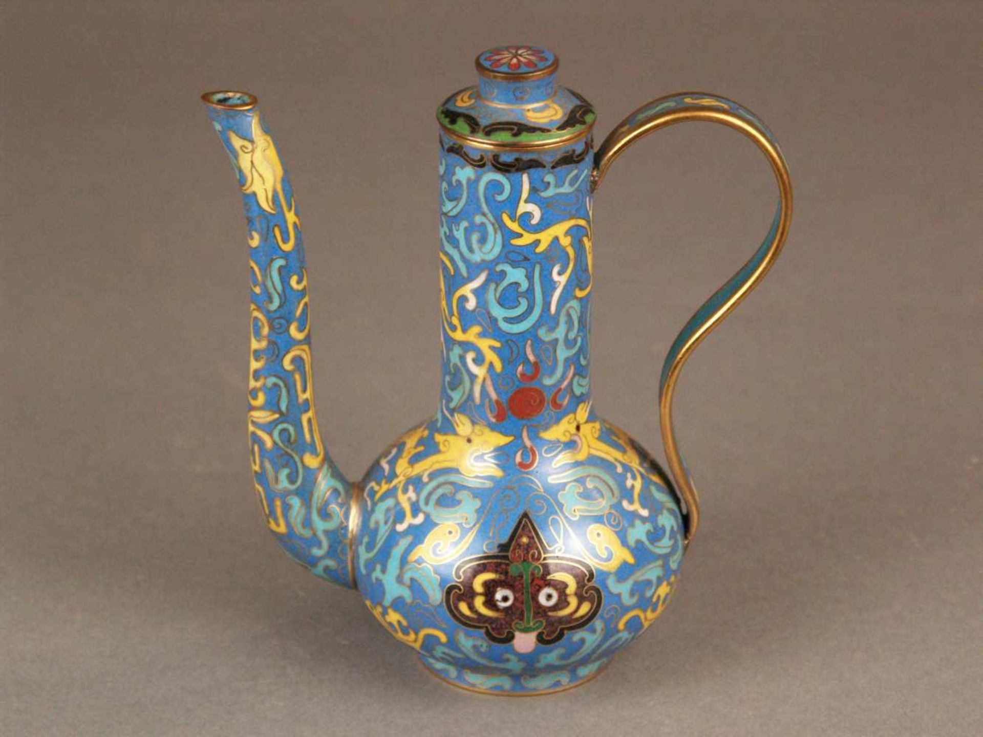 Cloisonné-Kännchen - China, 20.Jh., Cloisonné-Email, Drachenmotive auf blauem Fond, bauchiger