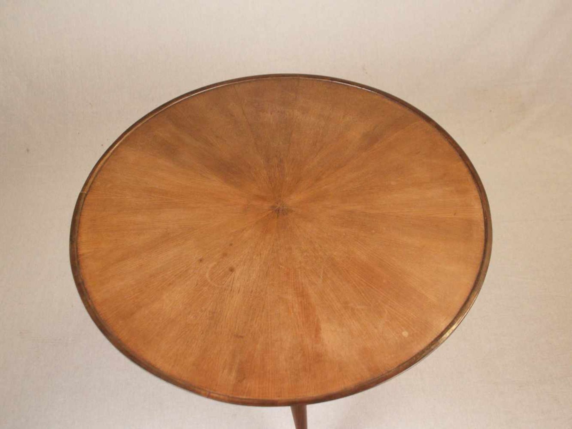 Couchtisch - runde marketierte Platte auf dreibeinigem Stand, Holz teils gebeizt, Höhe.ca.52cm, - Image 2 of 6