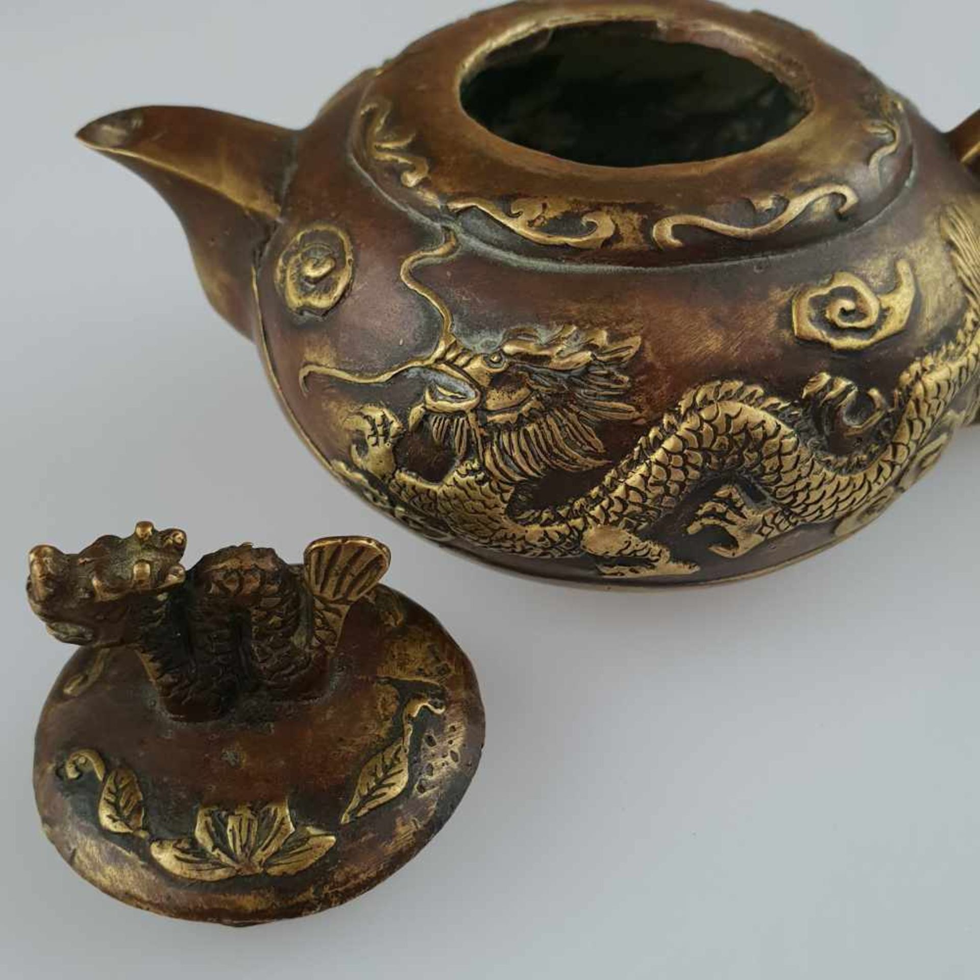 Teekanne - China, Bronze, kugeliger, gedrückter Korpus, Wandung mit zwei halbplastischen Drachen, - Bild 2 aus 7