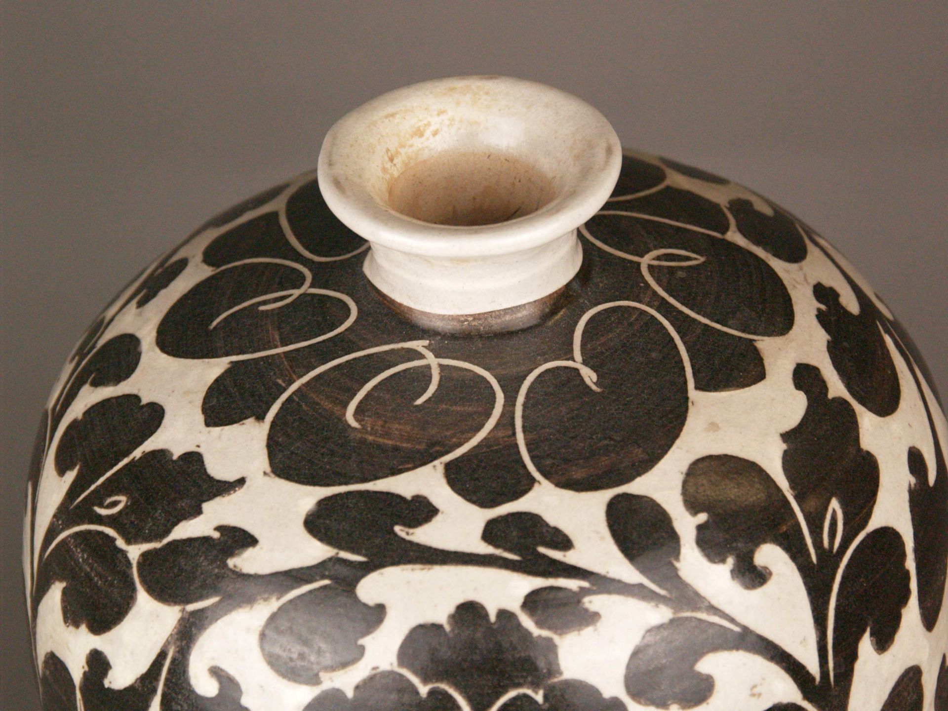 Meiping-Vase - China,Cizhou-Typus,Steinzeug,Wandung in Meiping-Form mit cremefarbener Engobe und - Bild 3 aus 7