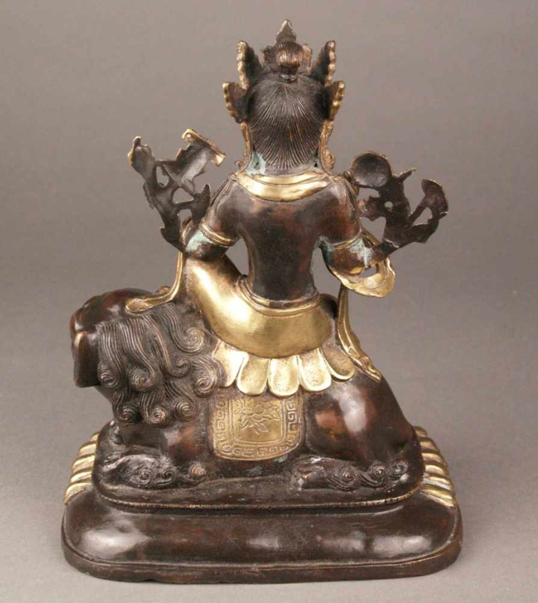 Manjushri auf Löwe - China, Gelbguss bronziert, leichte Kupferausblühungen,teils vergoldet, der - Bild 2 aus 9