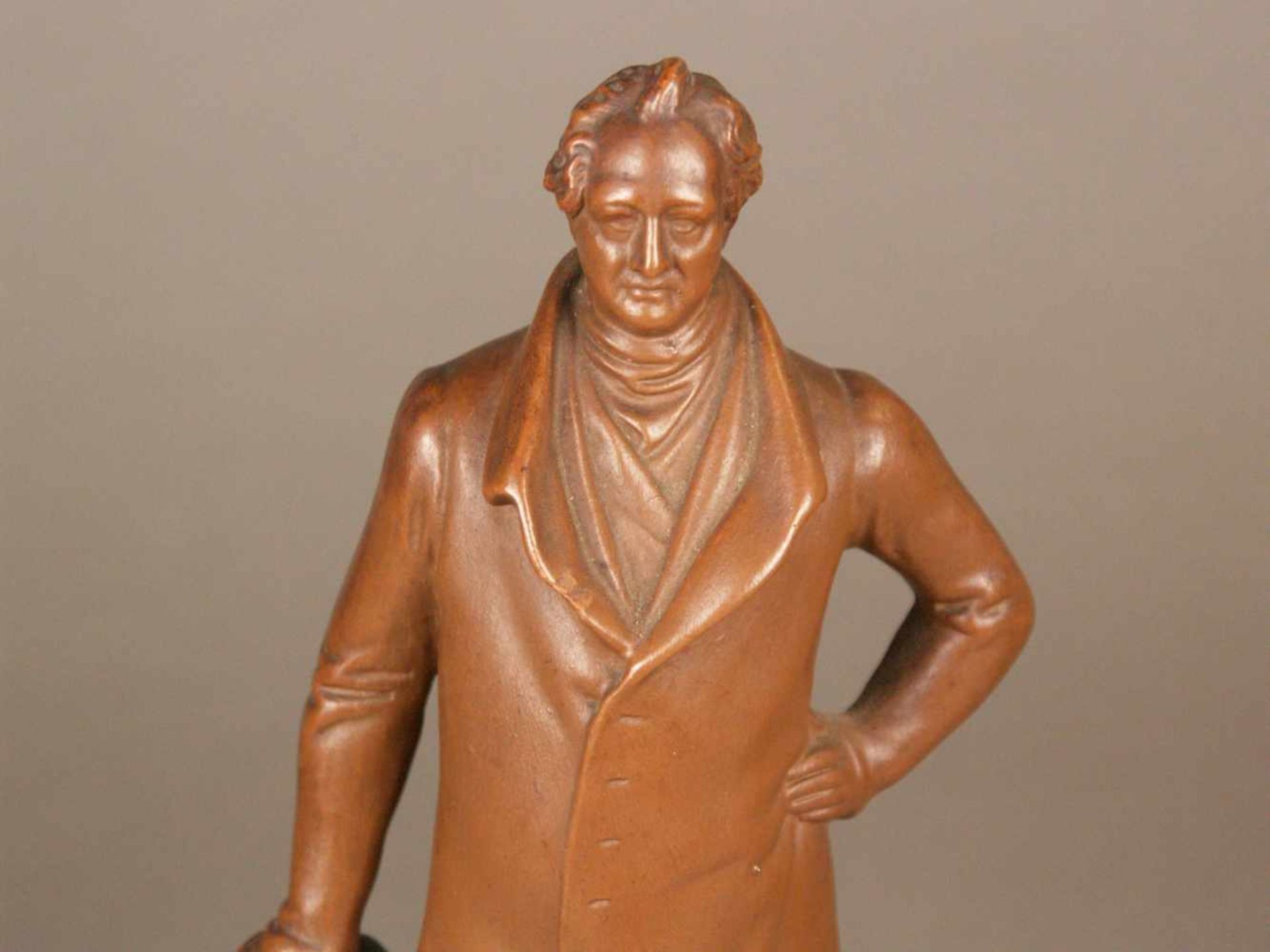 Paar Keramikfiguren Goethe und Schiller - zwei vollplastischen Ganzkörper-Figuren, braun glasiert, - Bild 3 aus 6