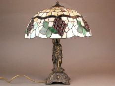 Tischlampe im Tiffany-Stil - bronzierter Metallguss, reich reliefierter und geschwungener Fuß,