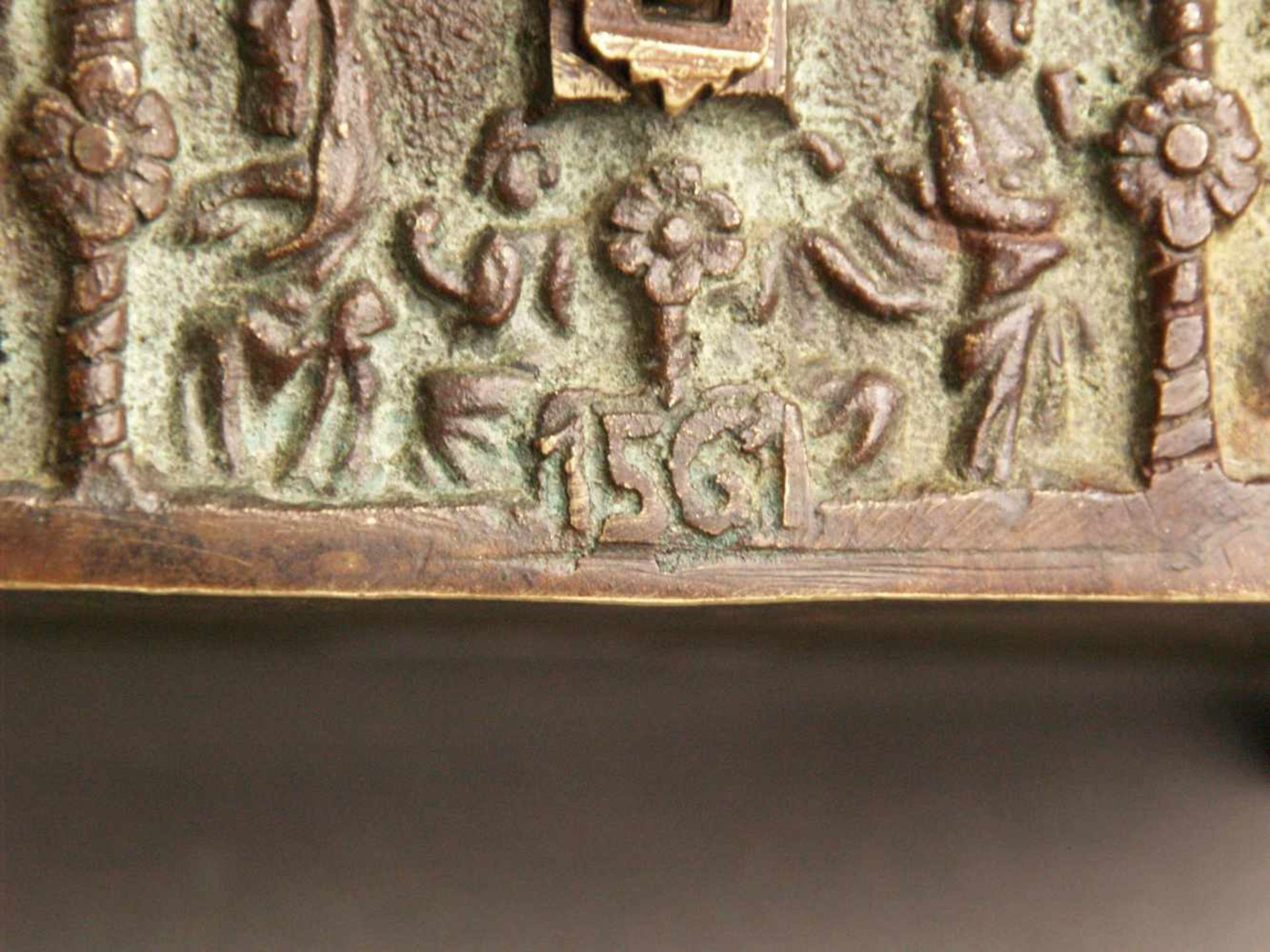 Bronzeschatulle in der Art eines Minnekästchens - rechteckige Bronzekassette mit Scharnierdeckel, - Bild 4 aus 9