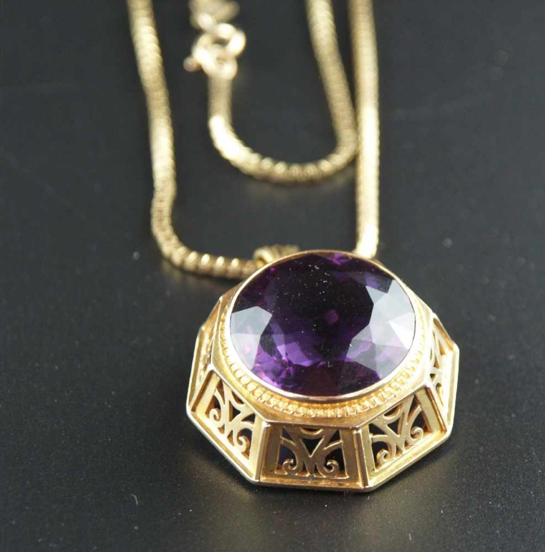 Amethyst-Anhänger/-Brosche an Kette - oktogonale GG-Fassung mit ornamental durchbrochenem