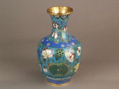 Cloisonné-Vase - China späte Qing-Dynastie, 19.Jh., gebauchte Balusterform, allseits polychromer