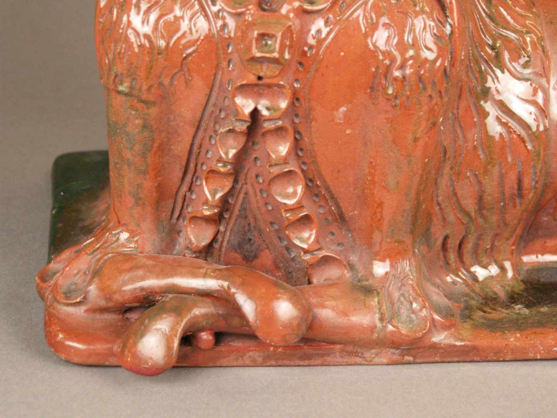 Keramikfigur "Sphinx" - glasiert, polychrom bemalt, vollplastische Darstellung einer liegenden - Bild 7 aus 8