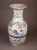 Balustervase - China, Porzellan farbig staffiert in den Farben der Famille Rose, strukturiert