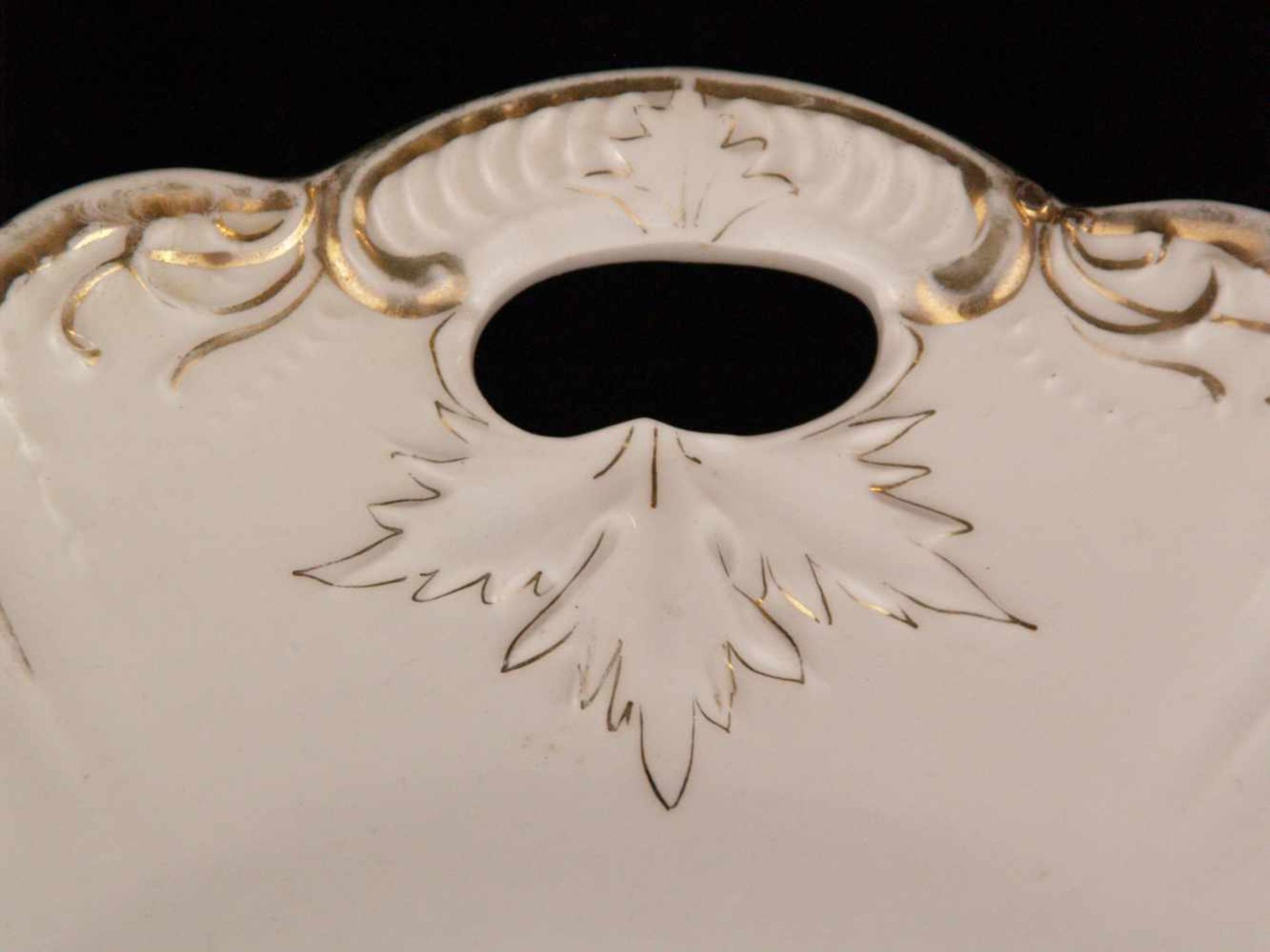 Zierteller - runder Teller mit zwei Handhaben, im Spiegel polychromer Dekor mit Dame auf einer - Bild 5 aus 6